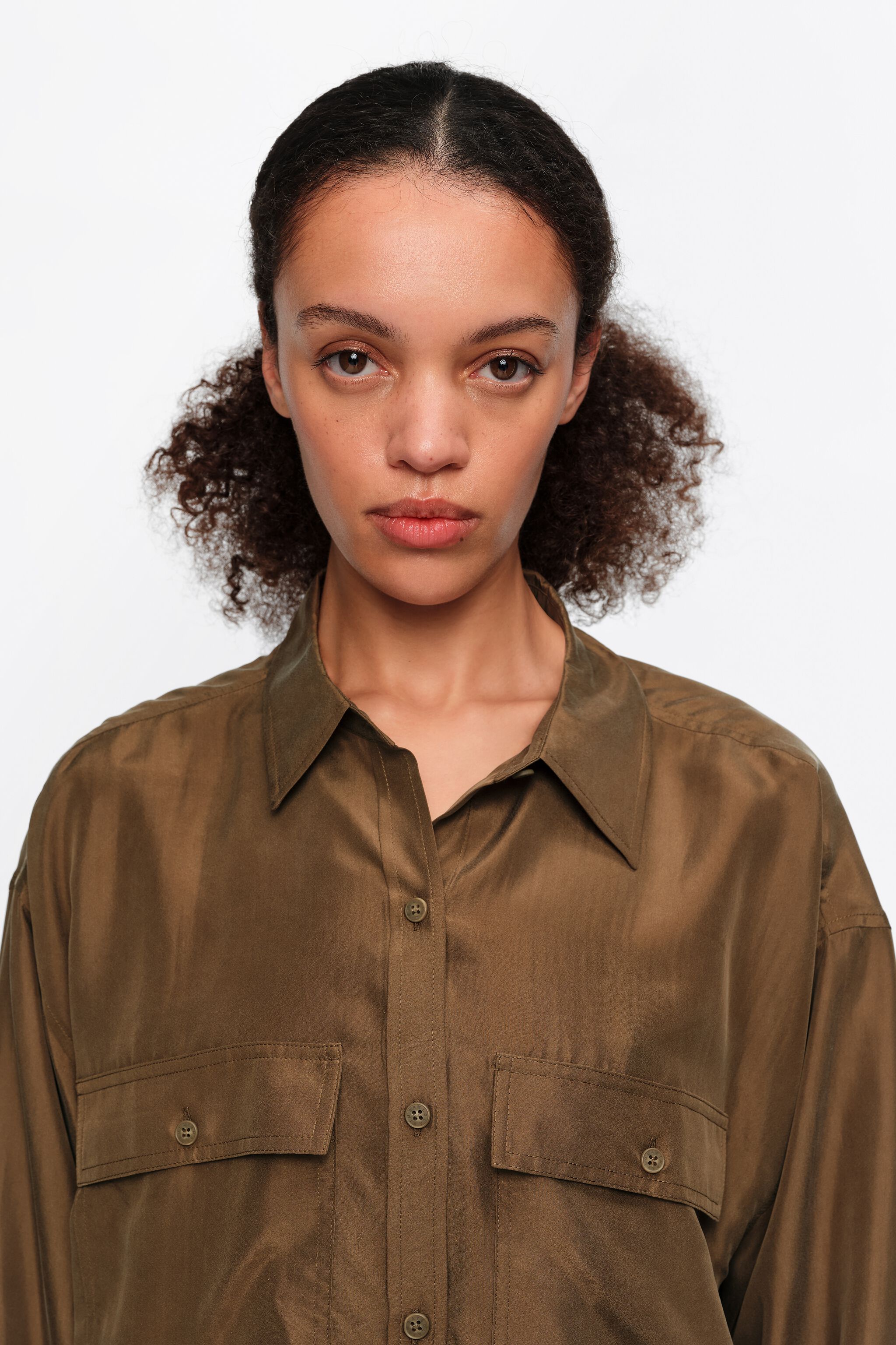 Camisa de seda oversize de oliva
