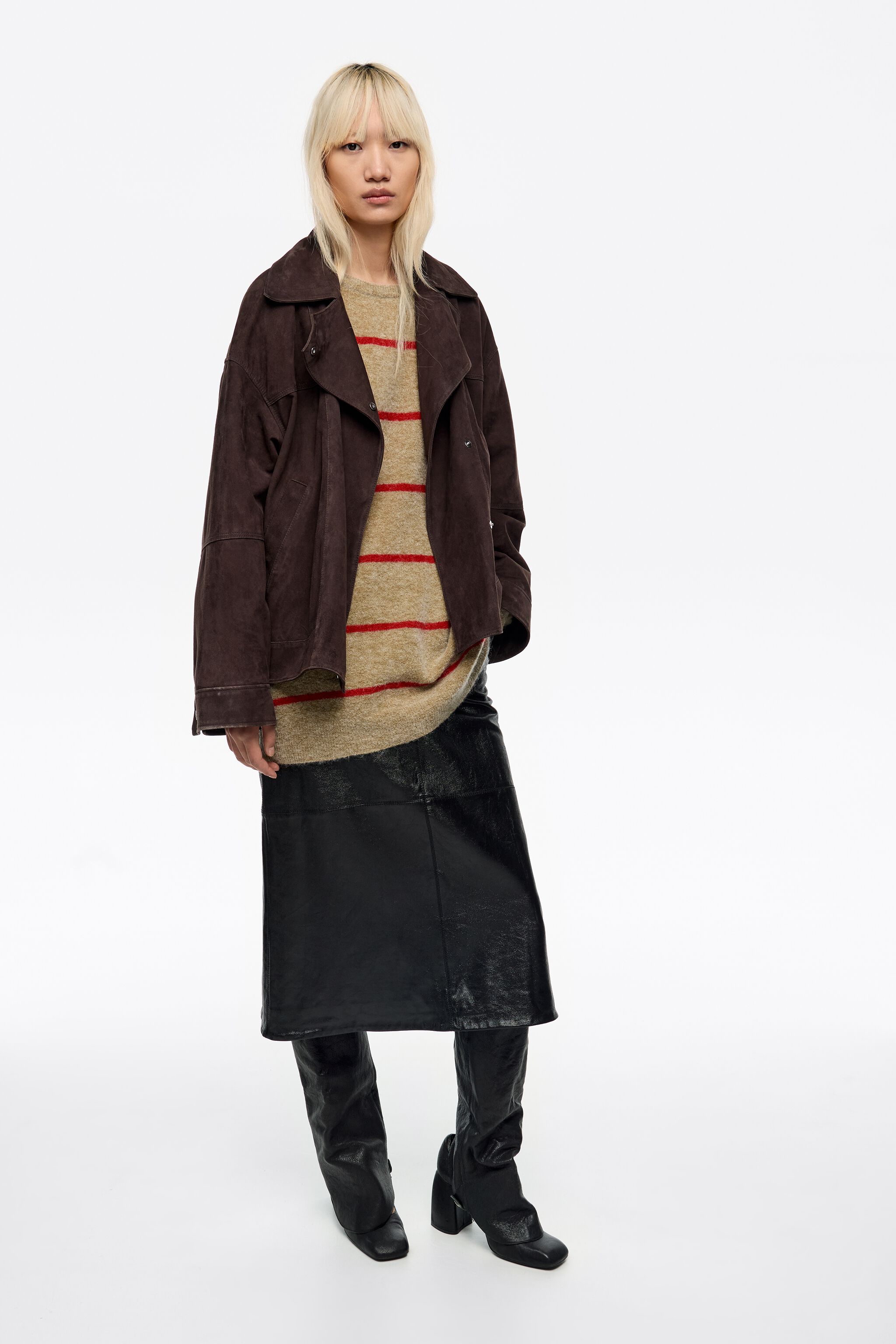 Chaqueta de ante marrón oscuro con doble botonadura