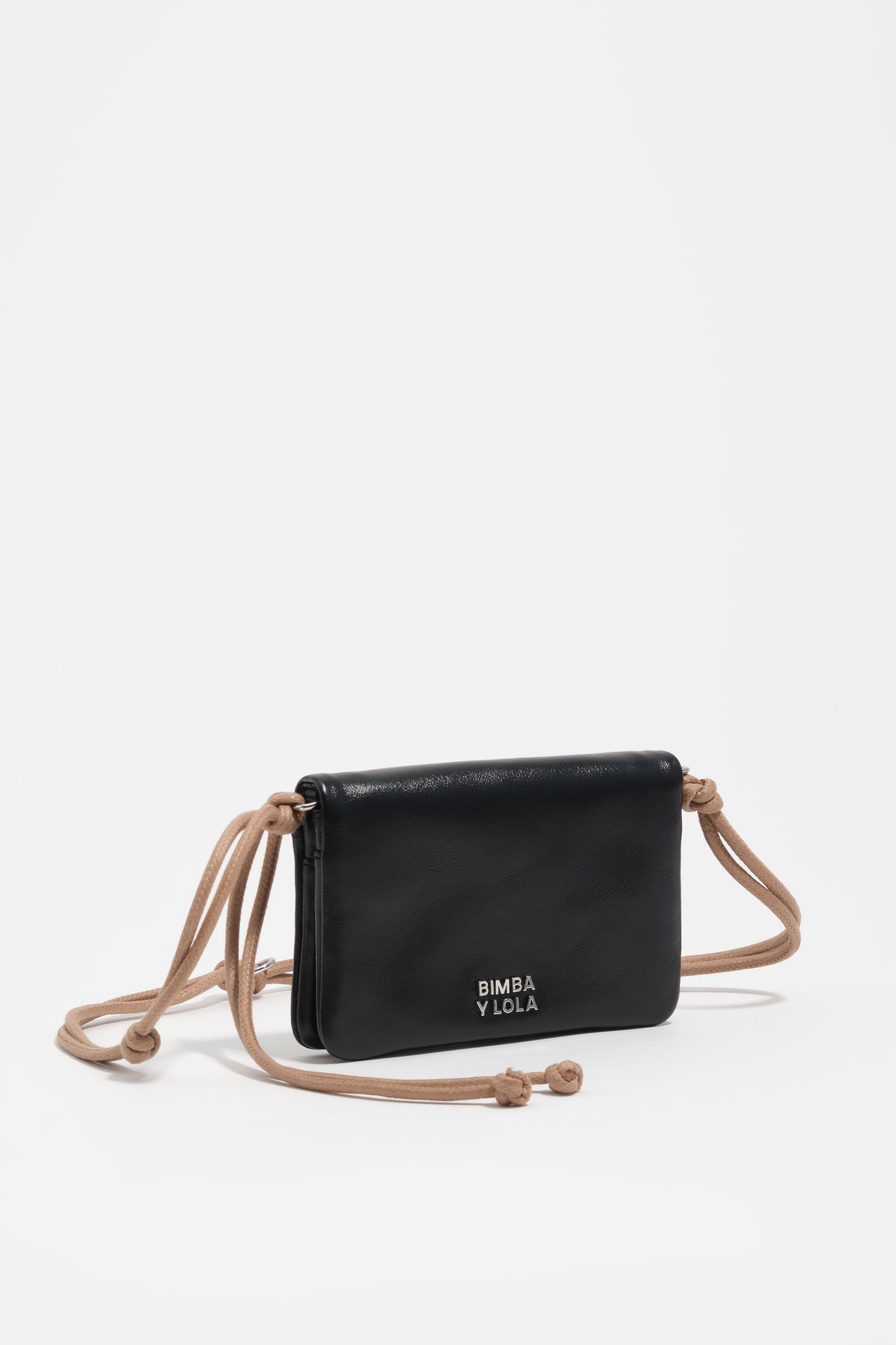 Billetera de cuero negro pequeña con solapa