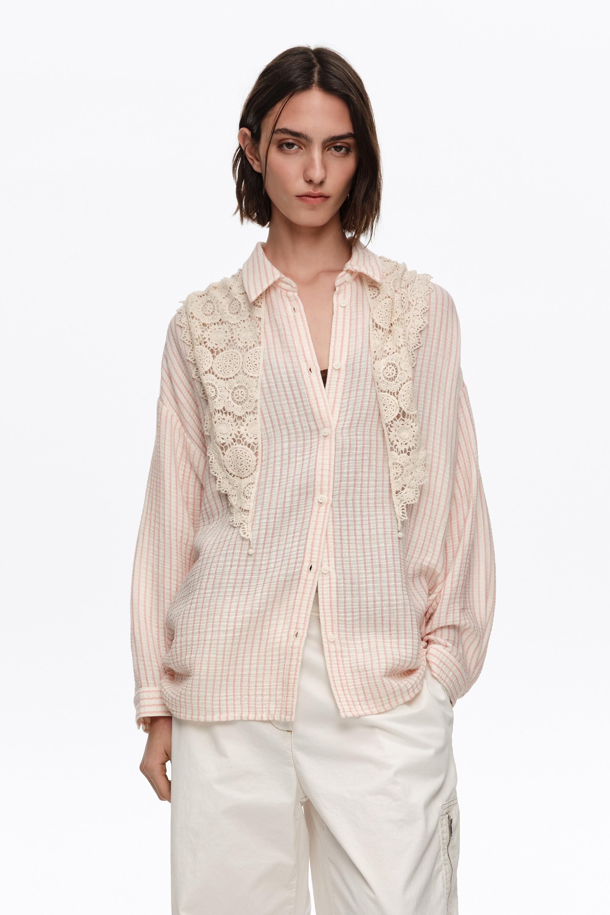 Camisa de ganchillo con rayas rojas y pañuelo