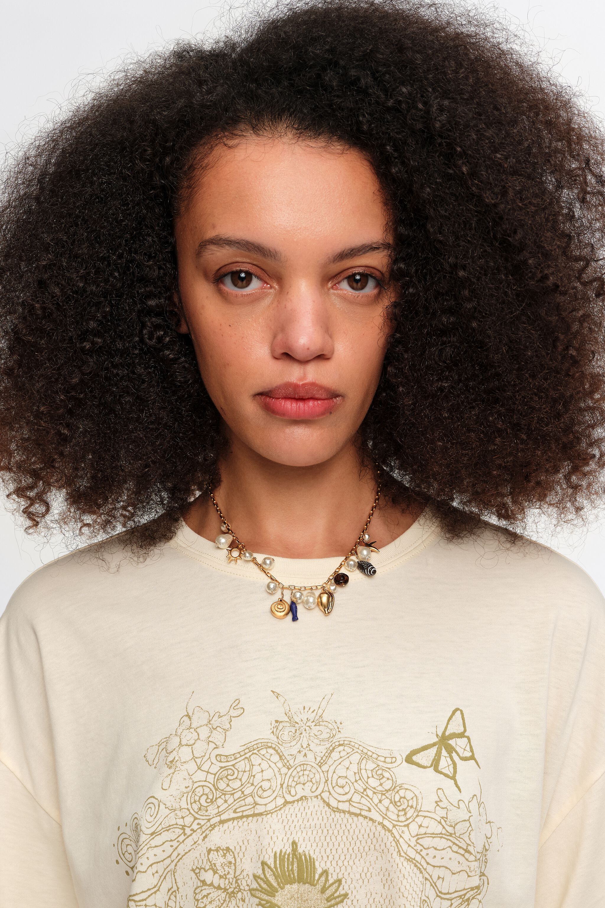 Collar de oro envejecido con conchas y peces