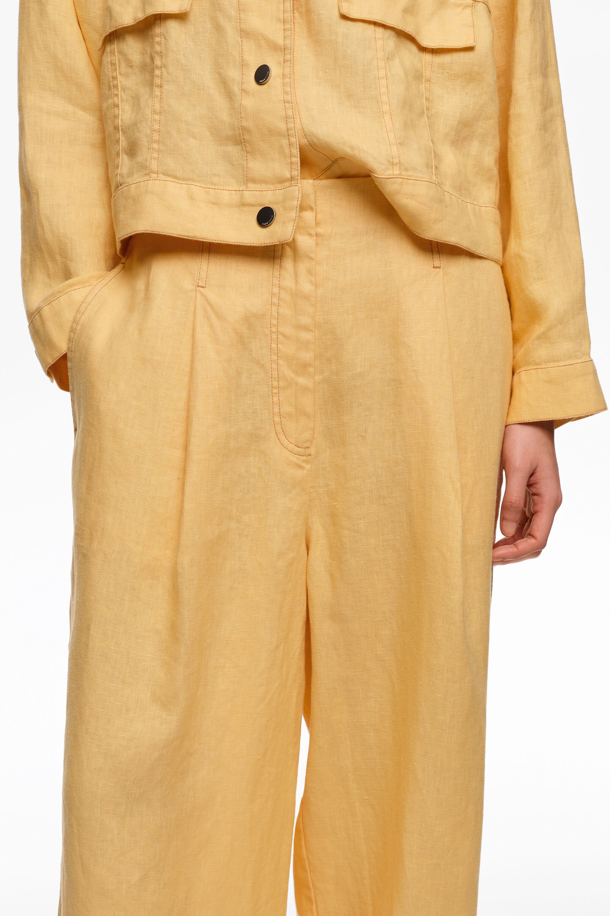 Pantalones rectos de lino amarillo