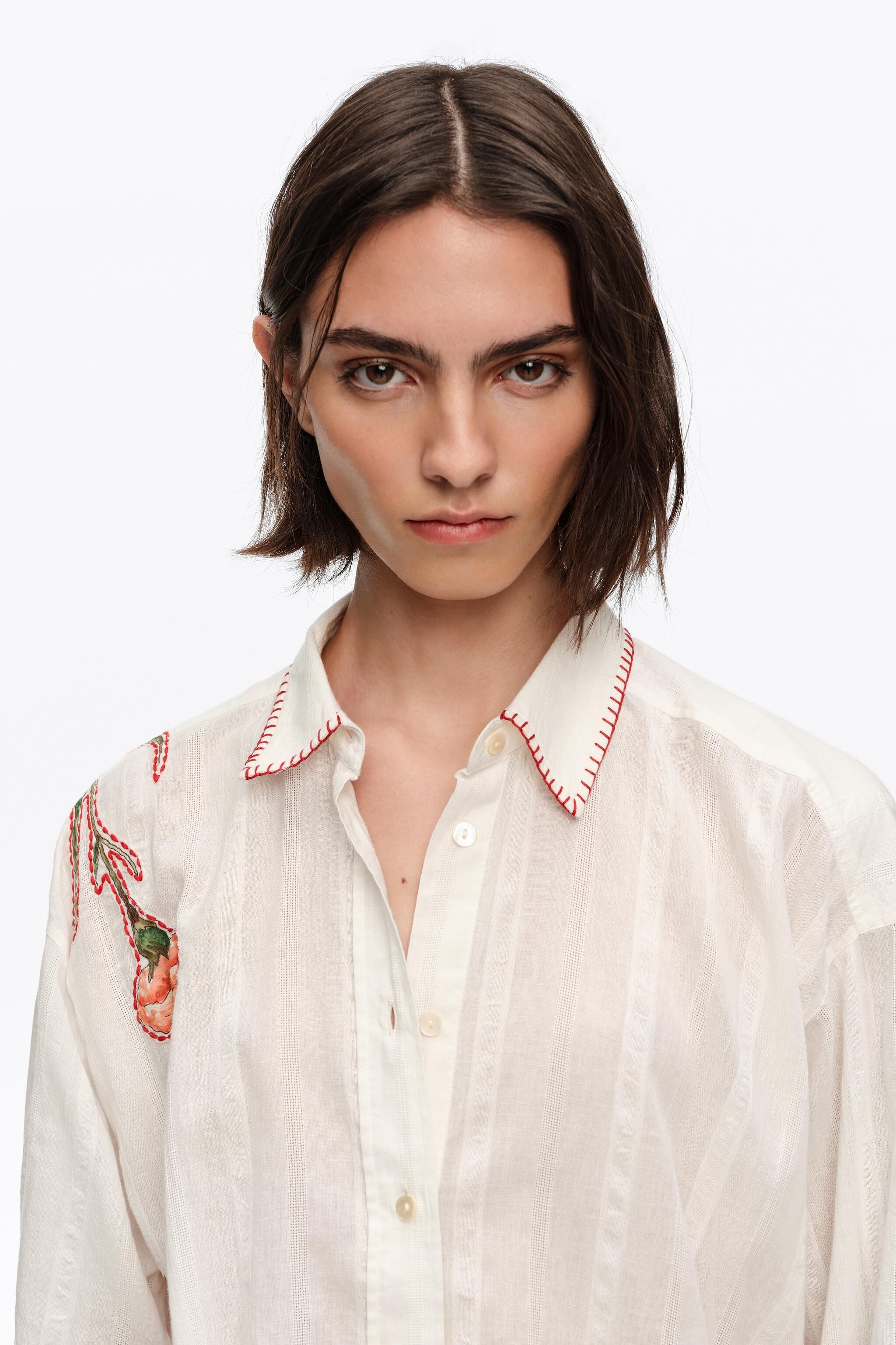 Camisa de algodón ivory con puntadas y estampados