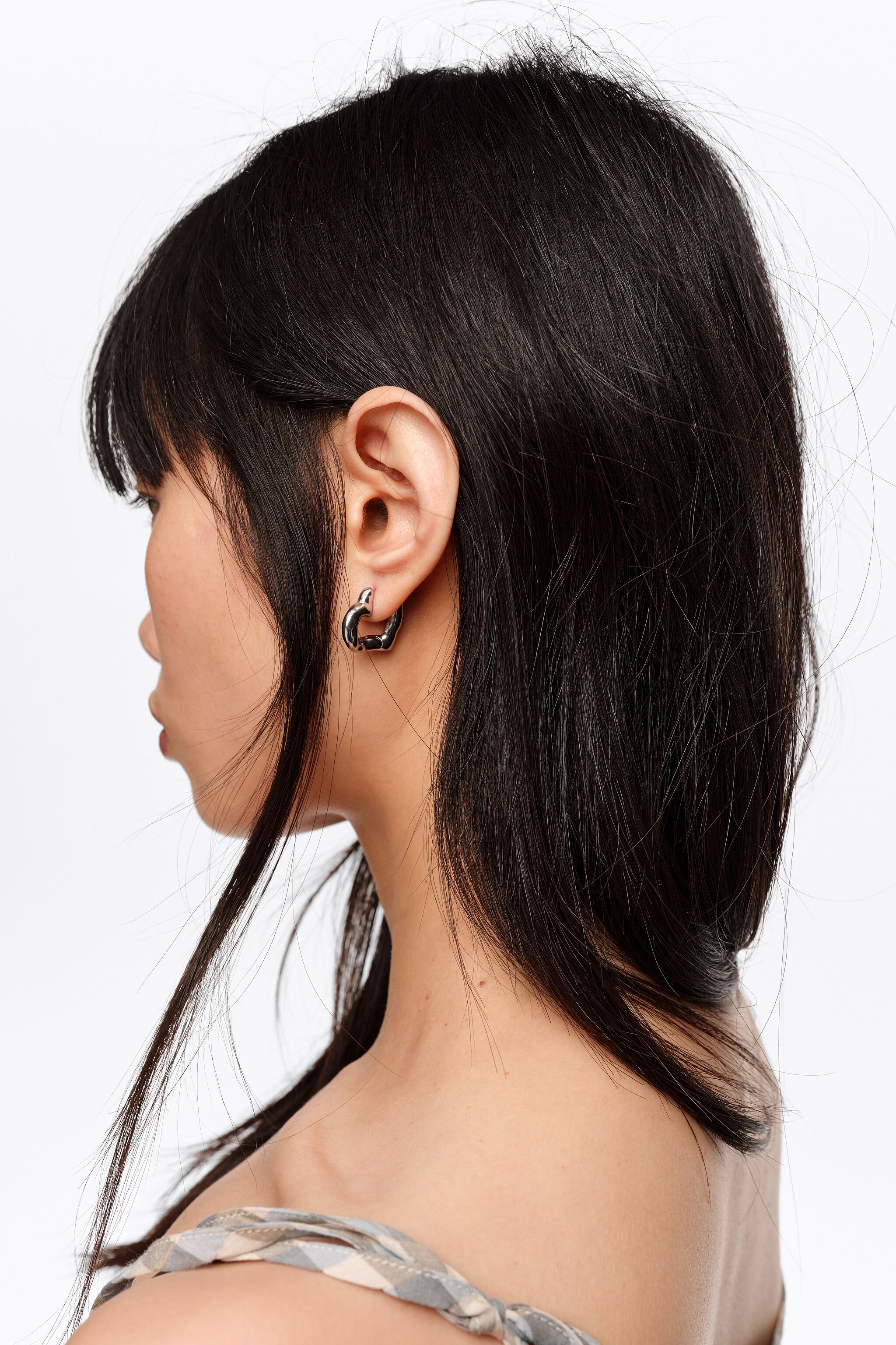 Aretes de aro con forma de corazón texturizado en plata