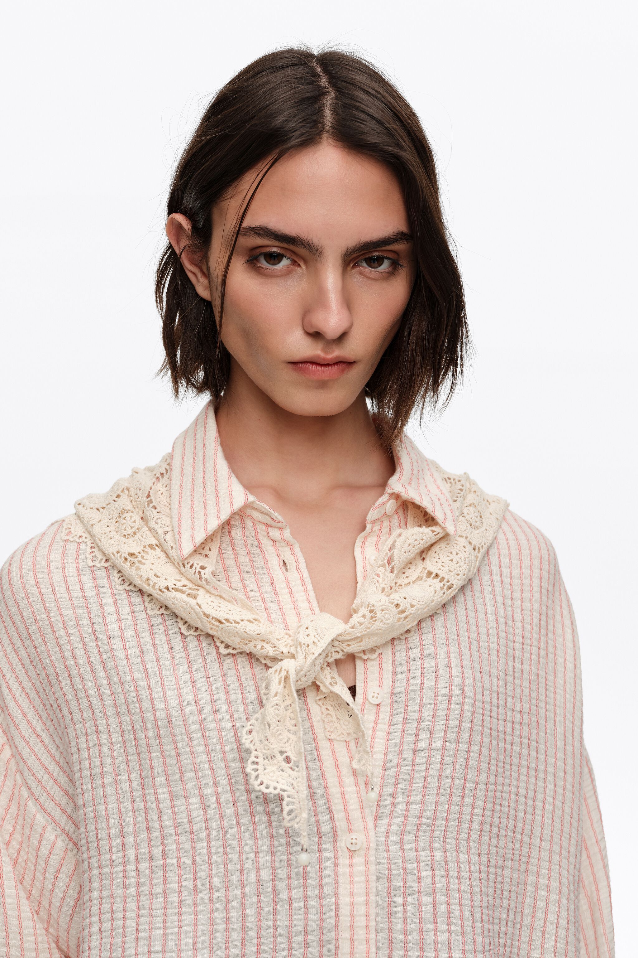 Camisa de punto con estampado rojo y cuello de encaje