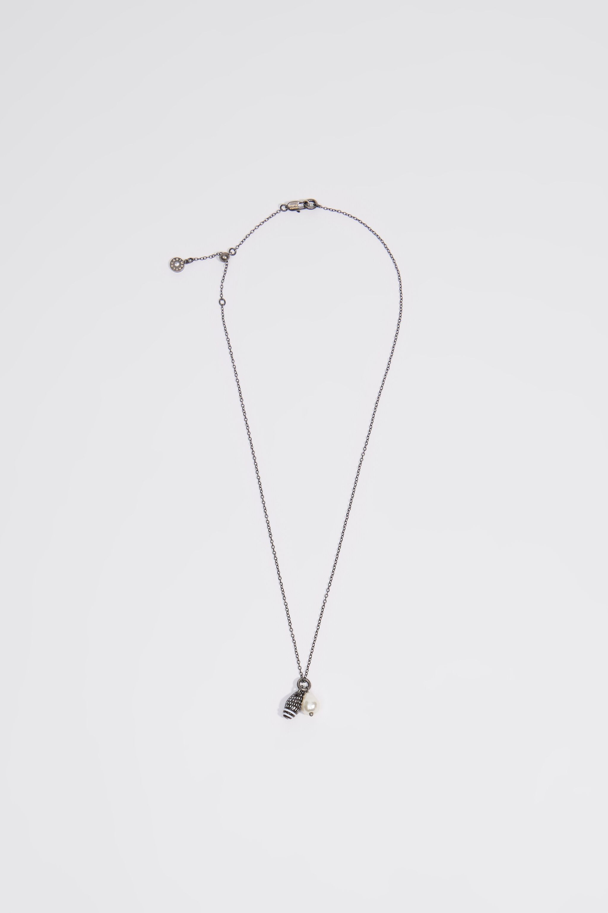Collar de plata envejecida con concha marina y perla