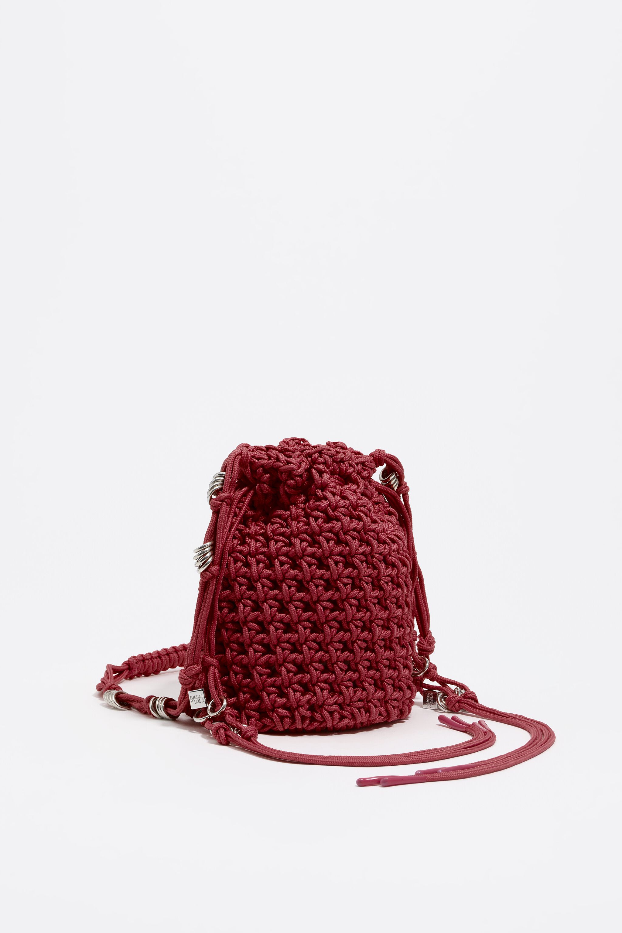 Minibolso trenzado de crochet con granate