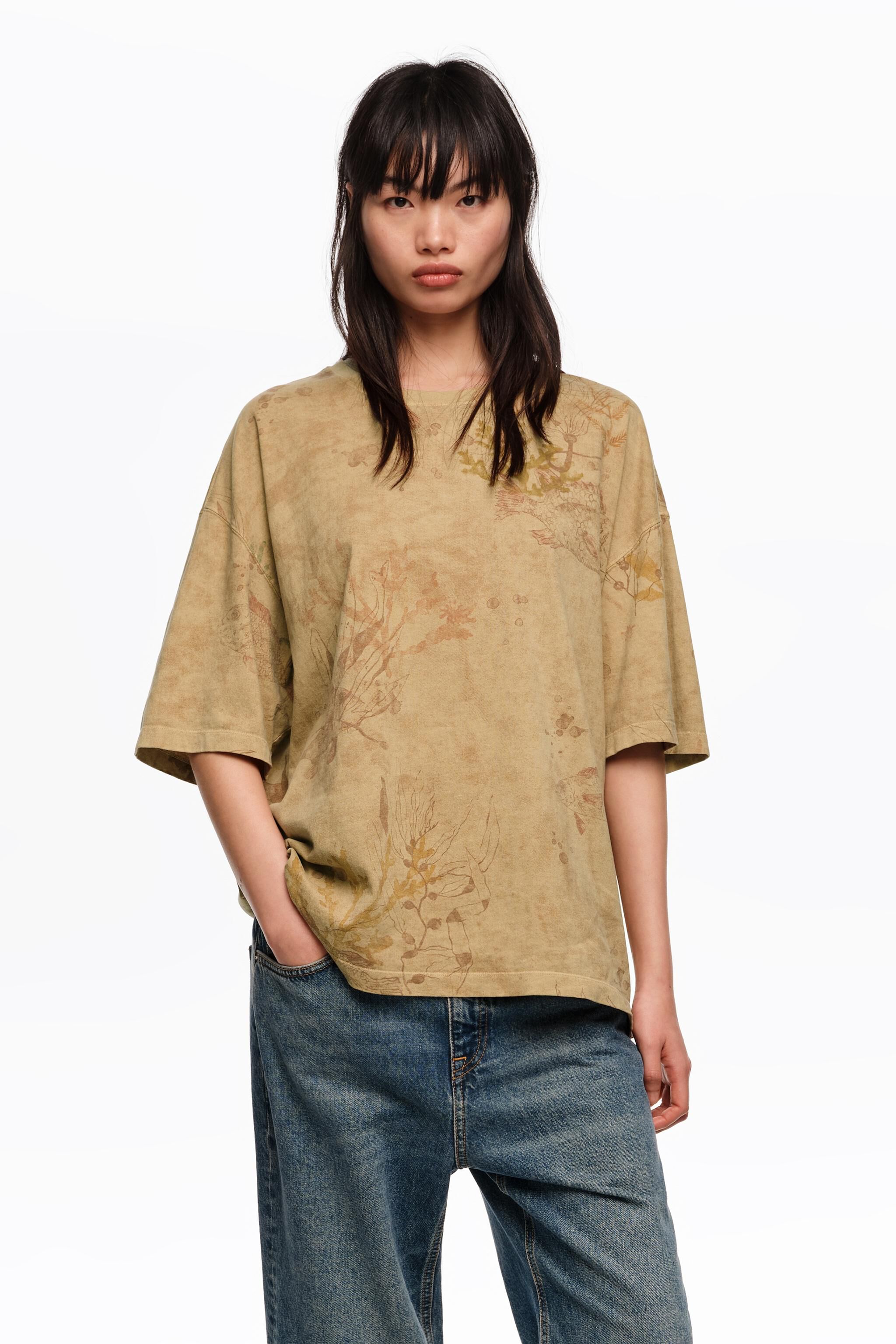 Camiseta con estampado desvanecido bajo el agua