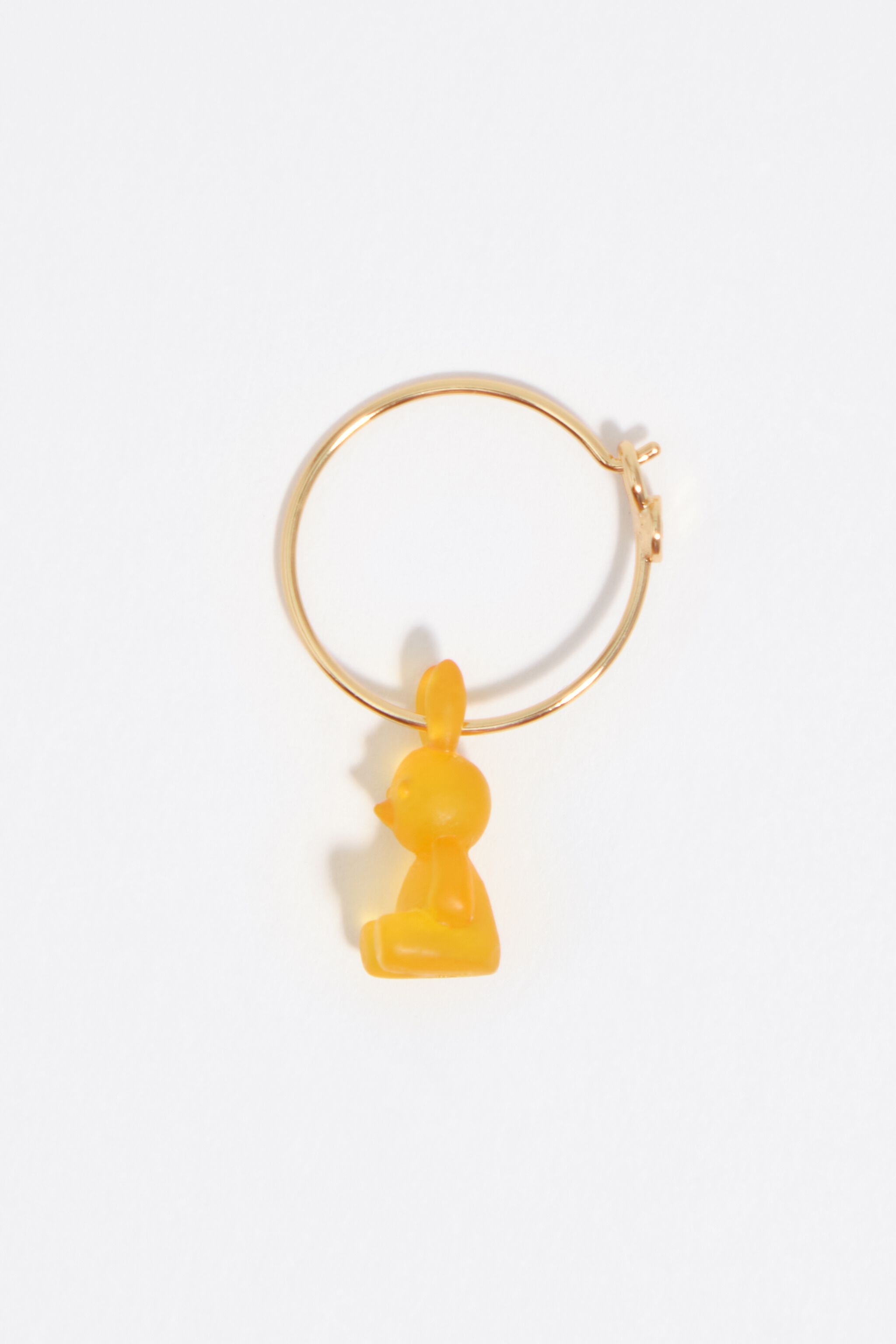 Aretes de aro con conejo de resina dorada
