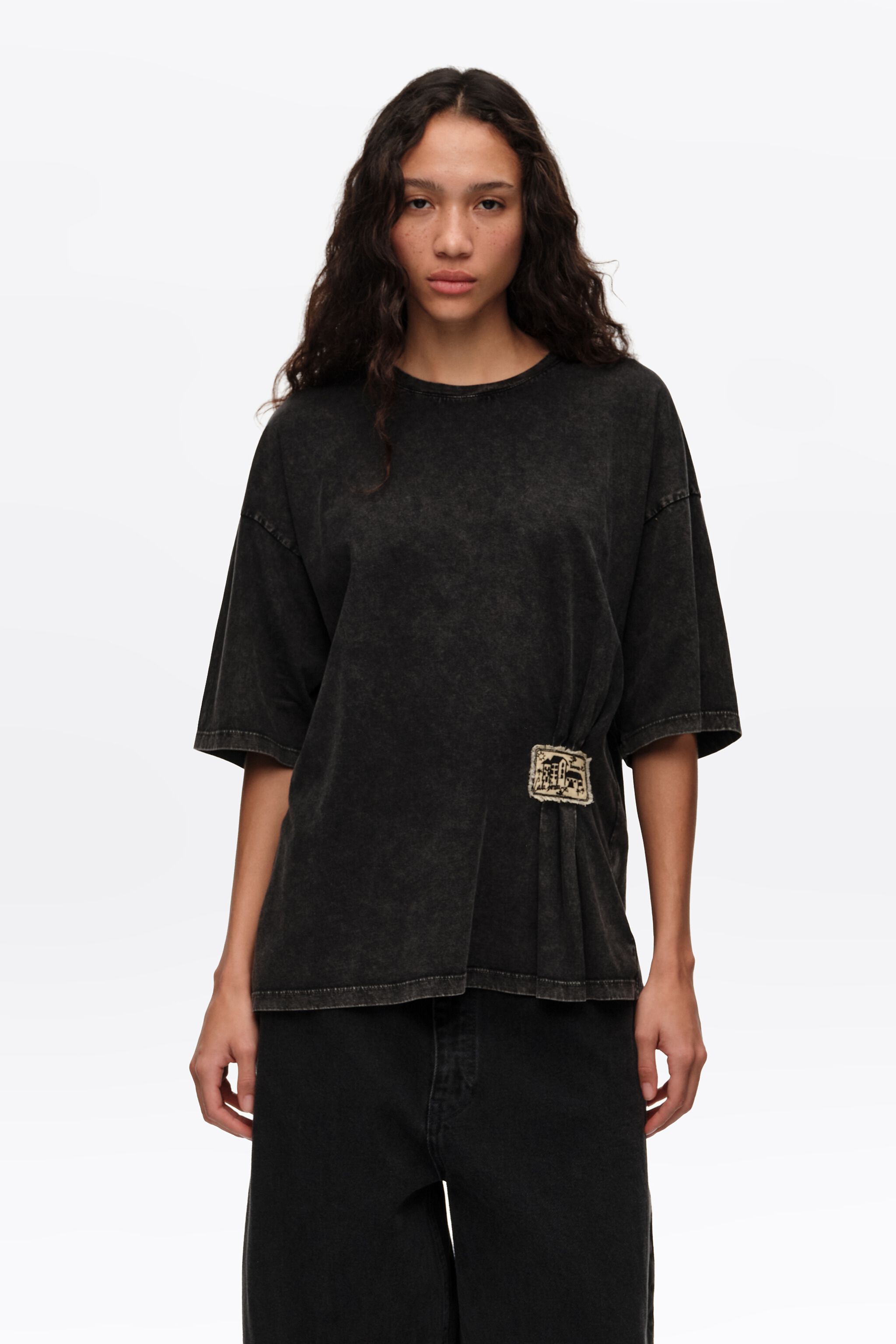 Camiseta de tirantes con pliegues en negro desvanecido con etiqueta personalizada