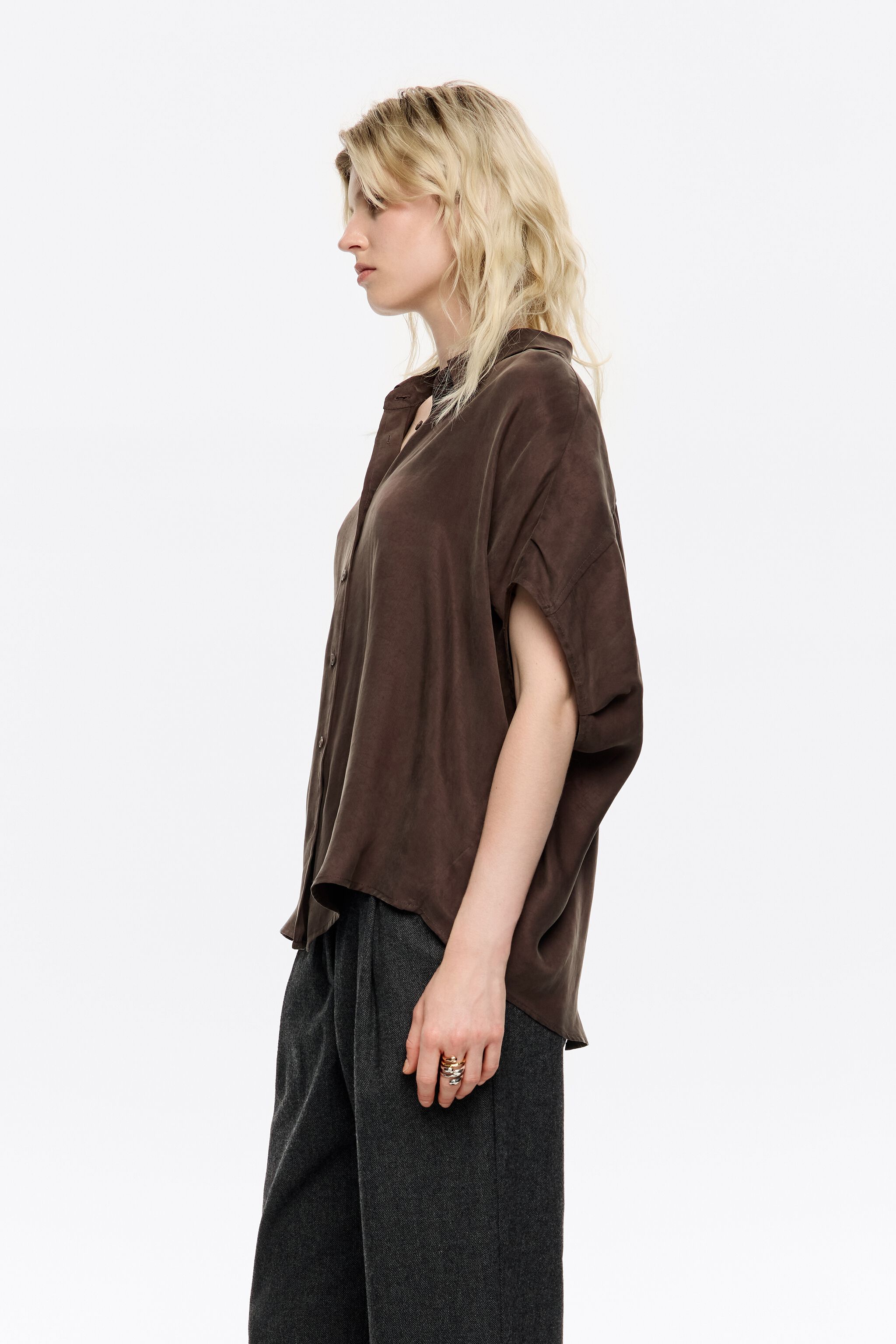 Camisa de capa fluida marrón oscuro