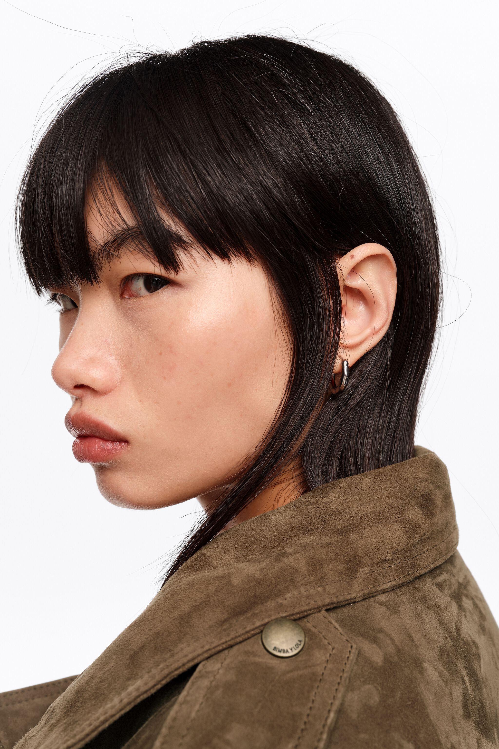 Aretes pequeños de aro irregulares plateados