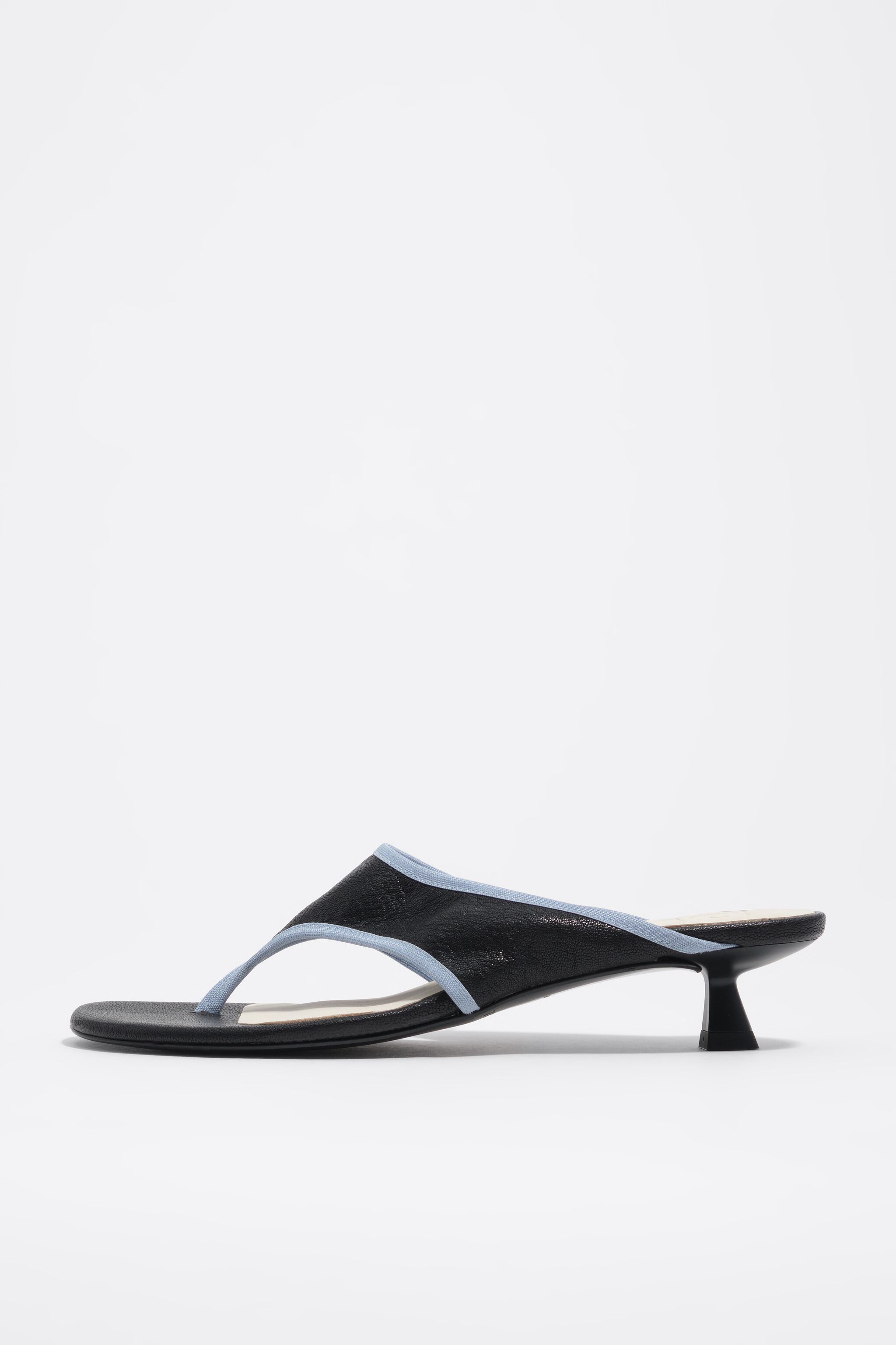 Sandal con tacón de cuero negro