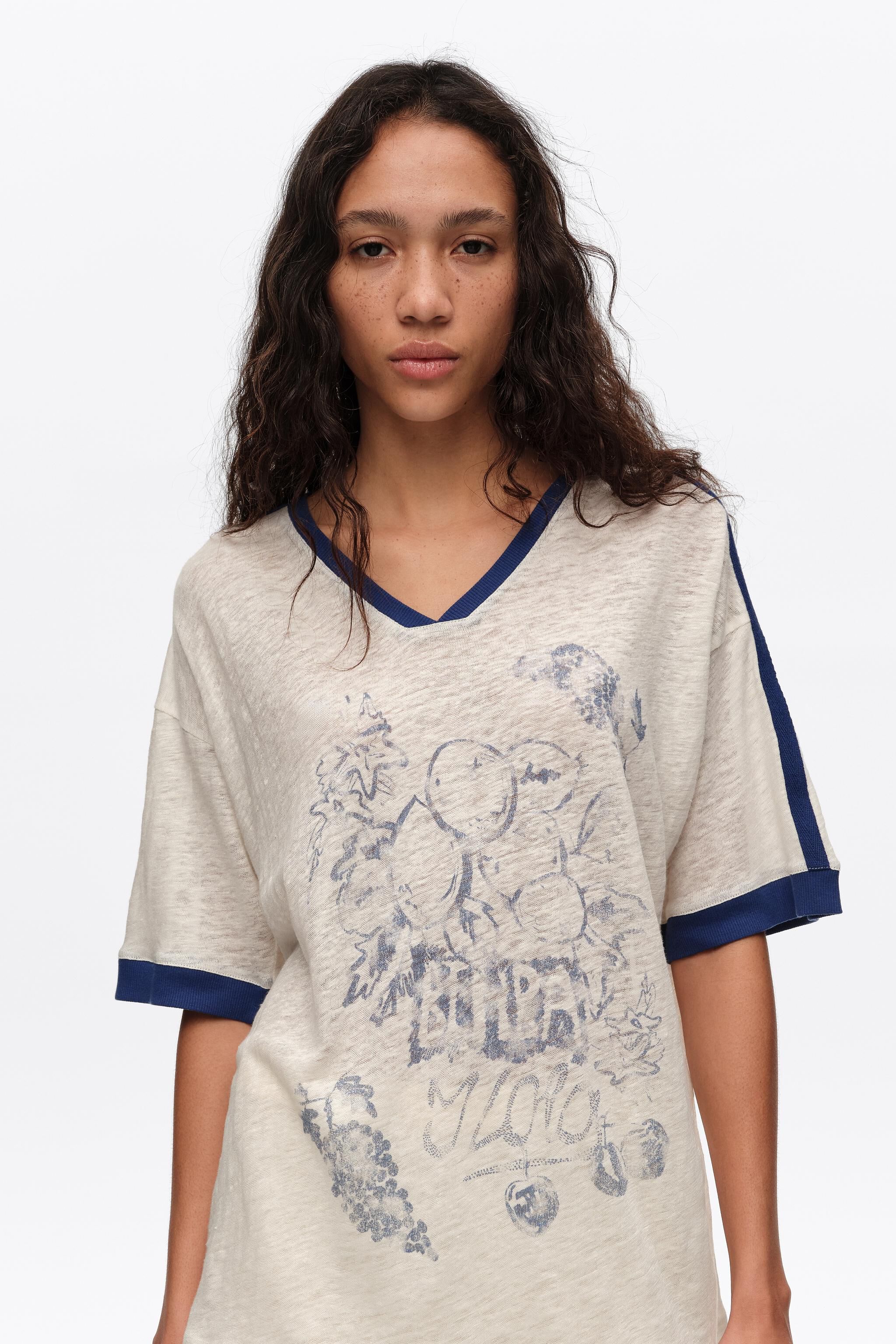 Camiseta de lino marfil desvanecido con logo de fruta