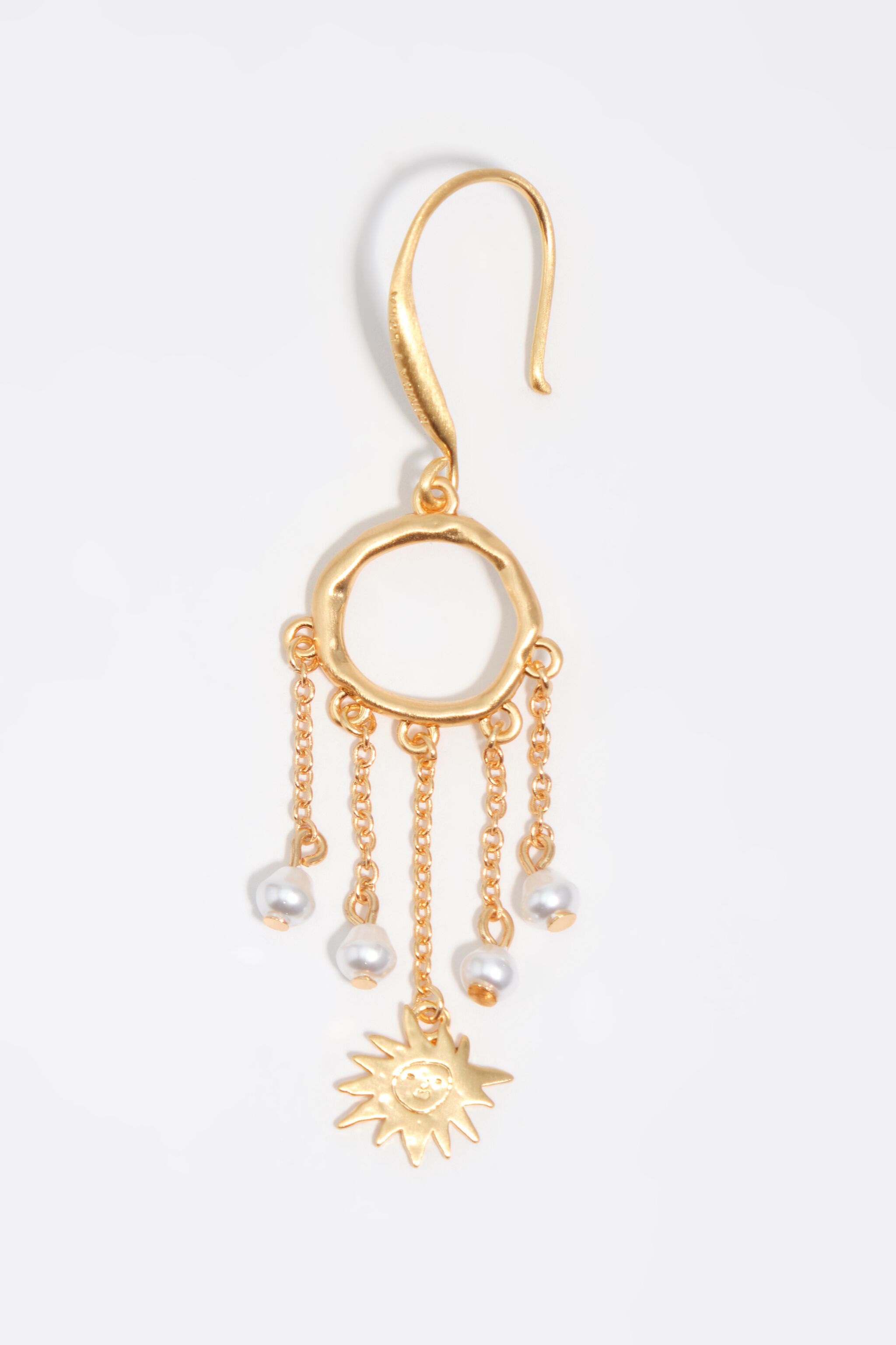 Aretes de sol y luna con cadenas de oro cepillado y perlas
