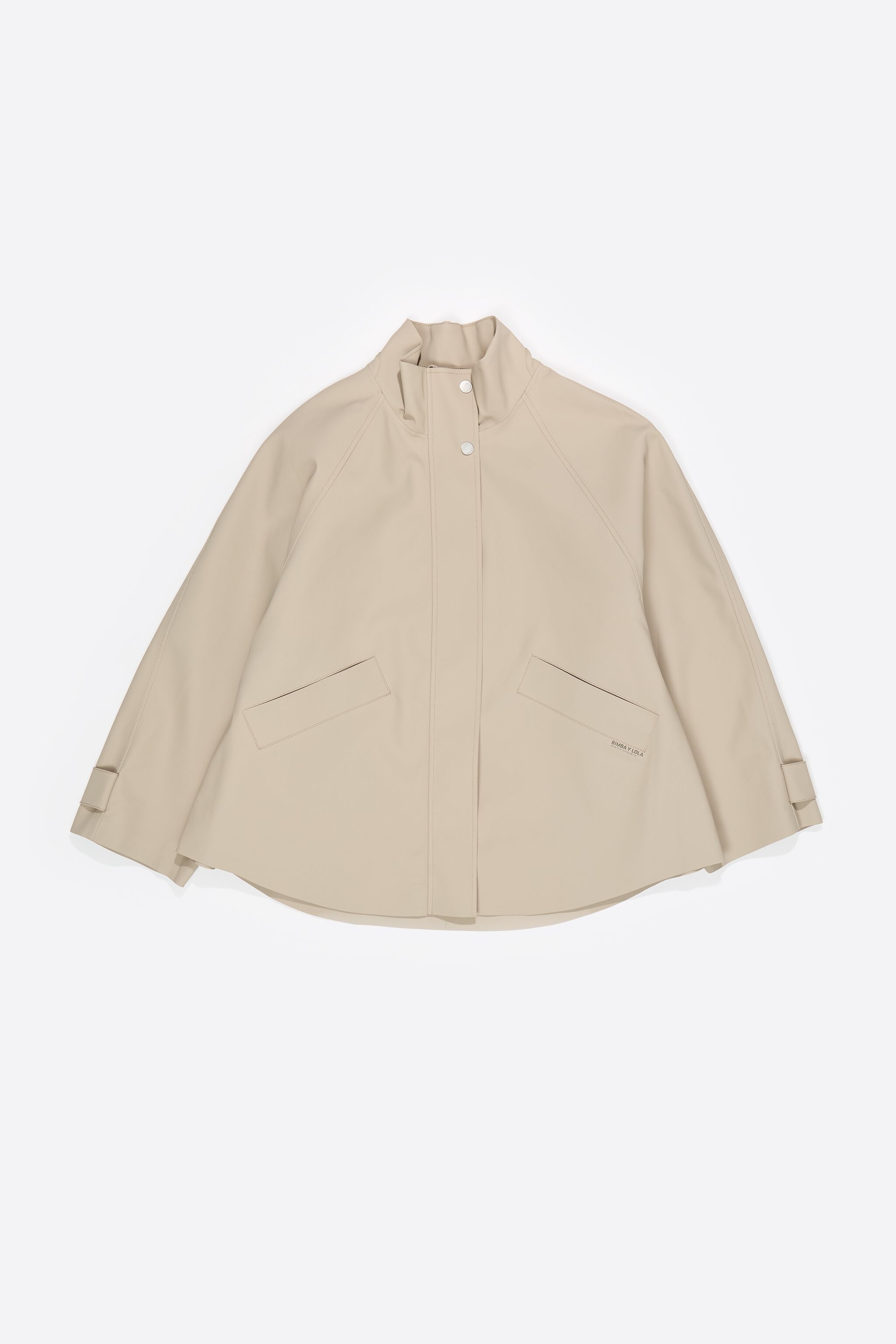 Chaleco corto de cuello alto con acabado de goma camel