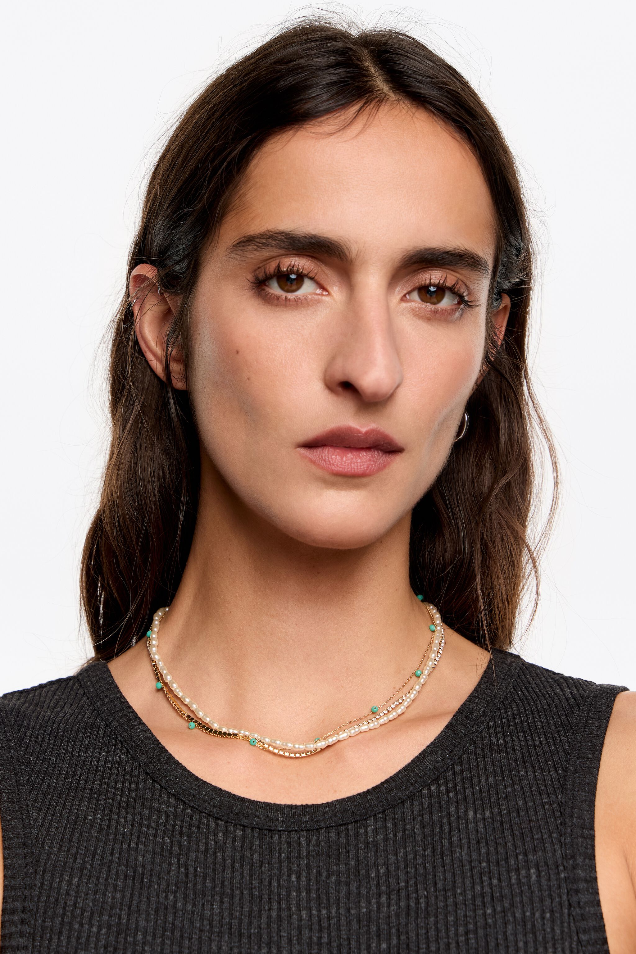 Collar de doble capa con forma de corazón y cadena dorada con perlas