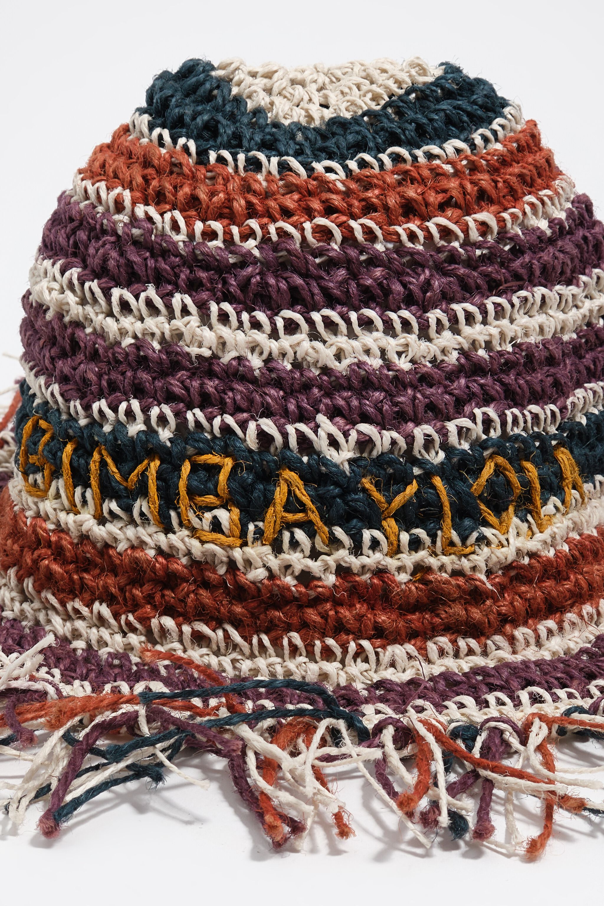 Sombrero de yute deshilachado