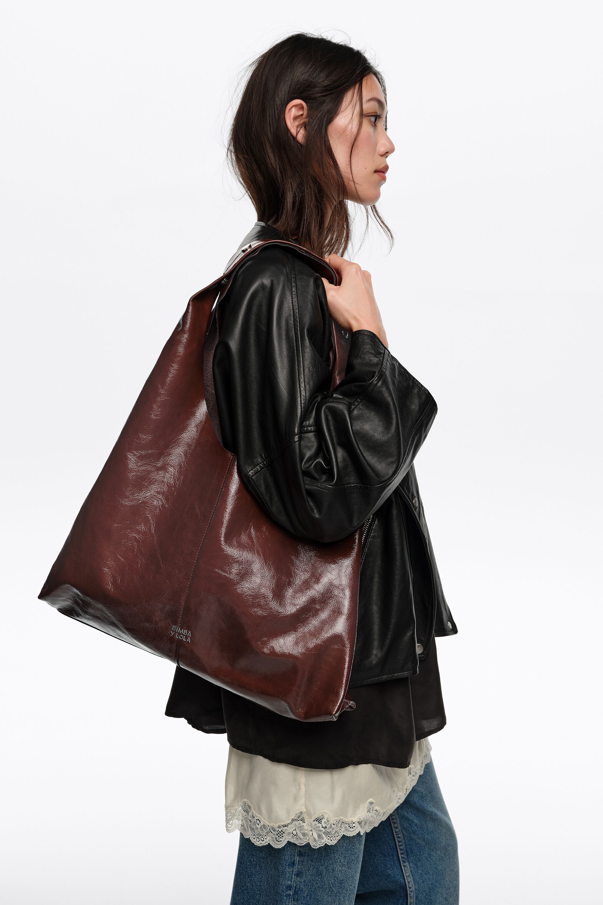 Mochila maxi de cuero brillante estilo bolsa de papel