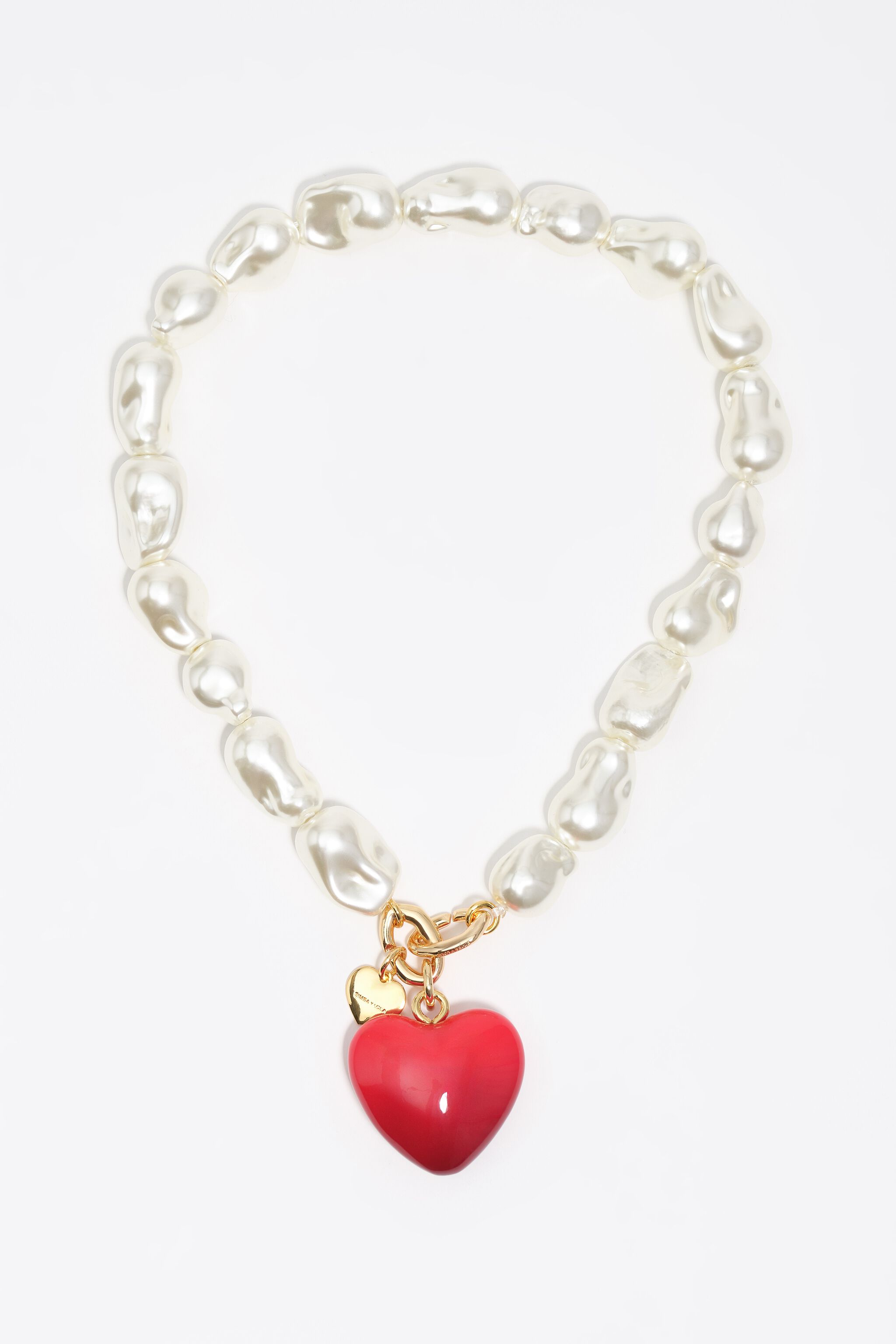 Collar de perlas y corazón rojo