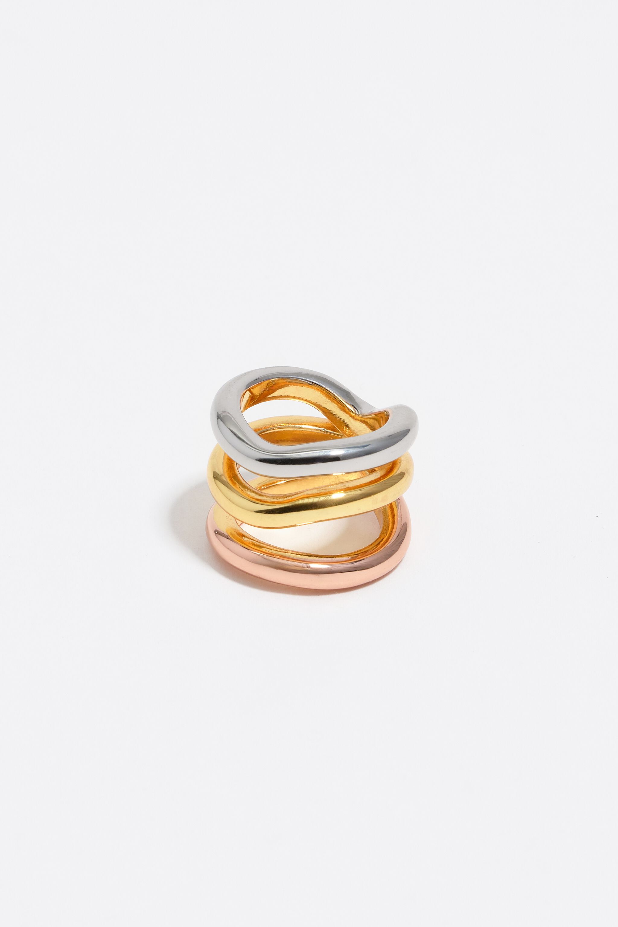 Anillo con bandas de tres tonos