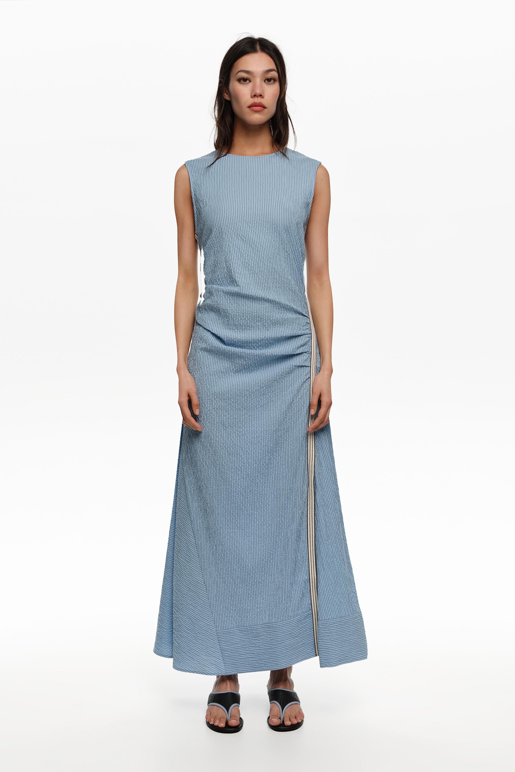 Vestido sin mangas con cinta de rayas azules superpuesta