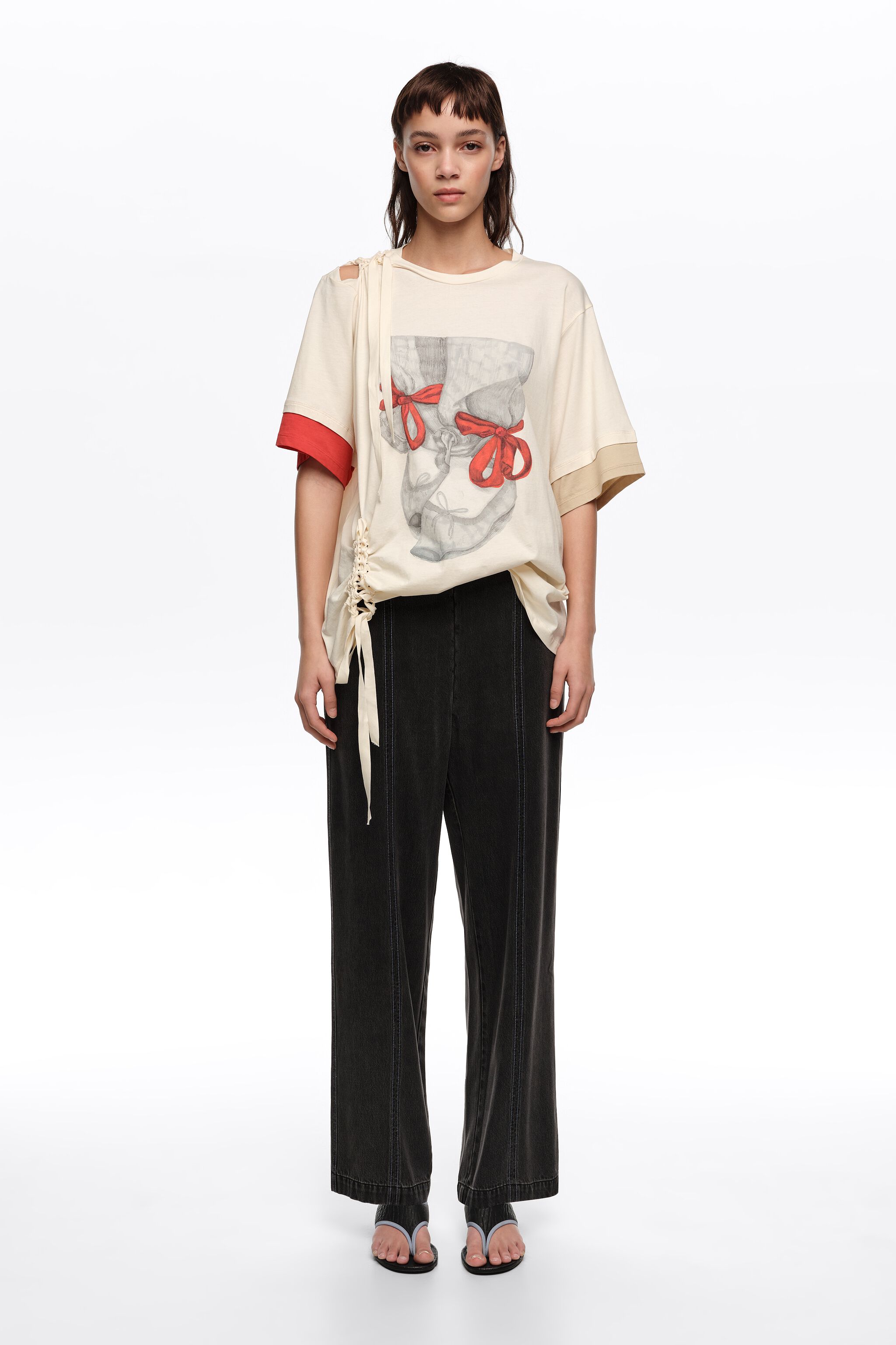 Pantalones rectos lavados negros con puntadas decorativas
