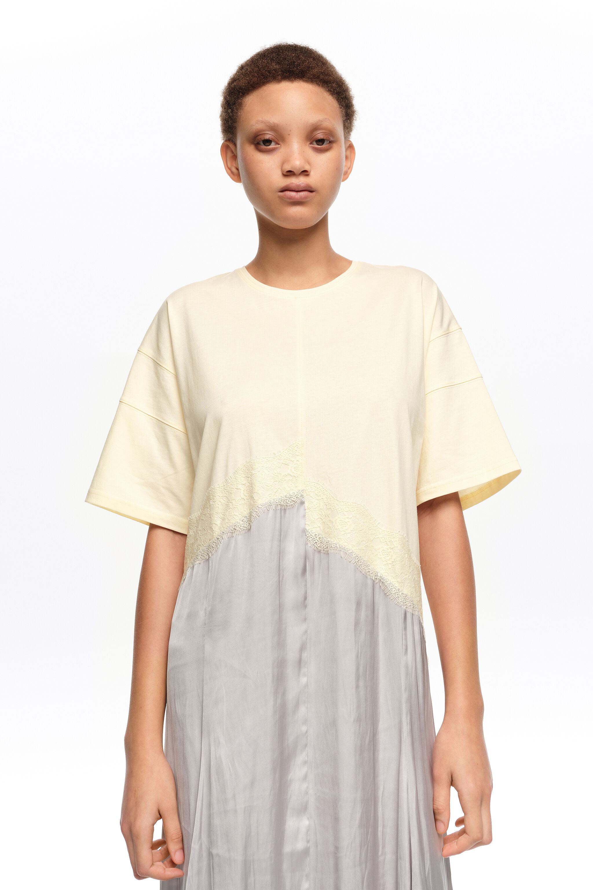 Vestido asimétrico de dos materiales en gris claro