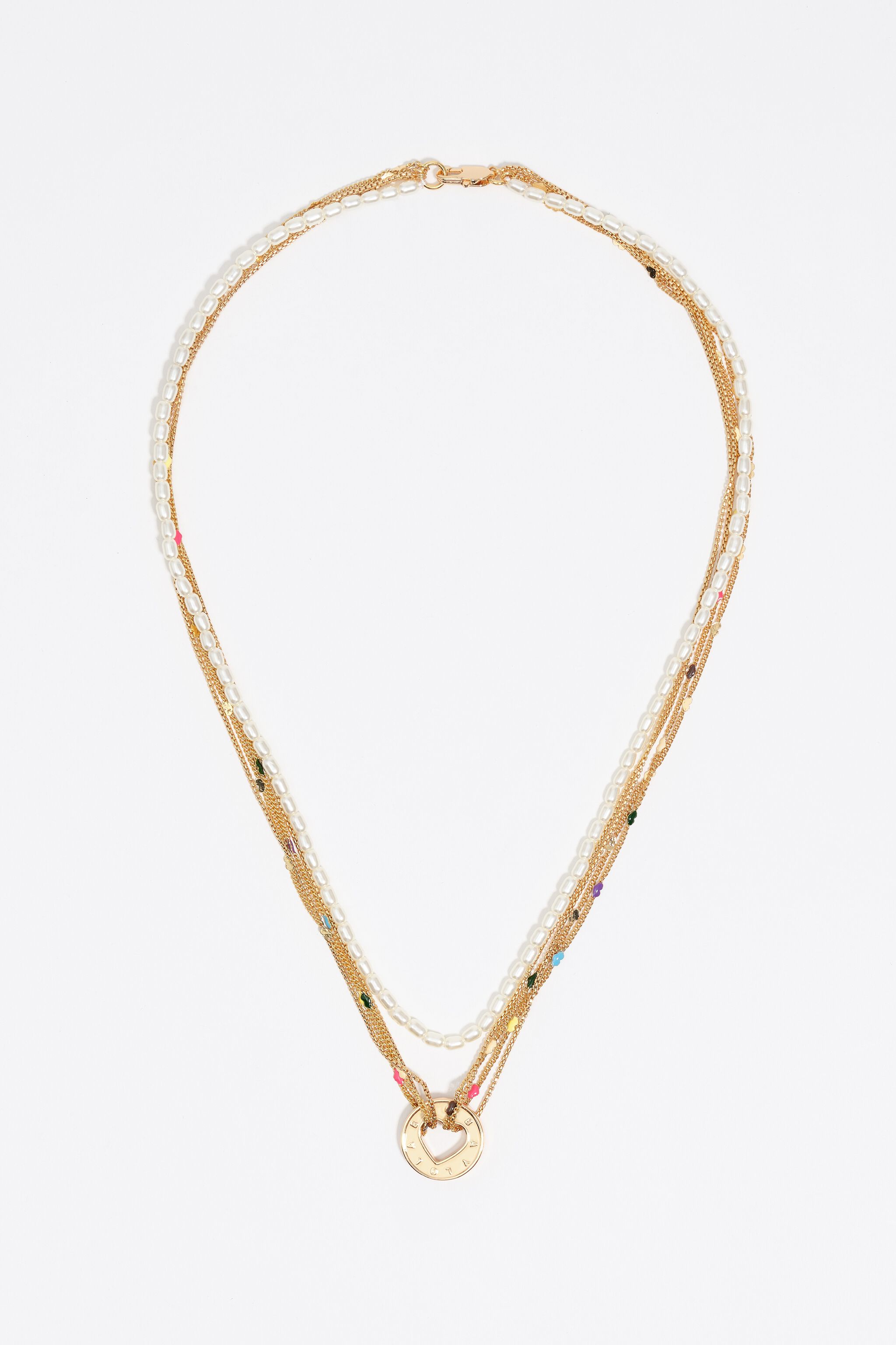 Collar multicanal con logotipo dorado