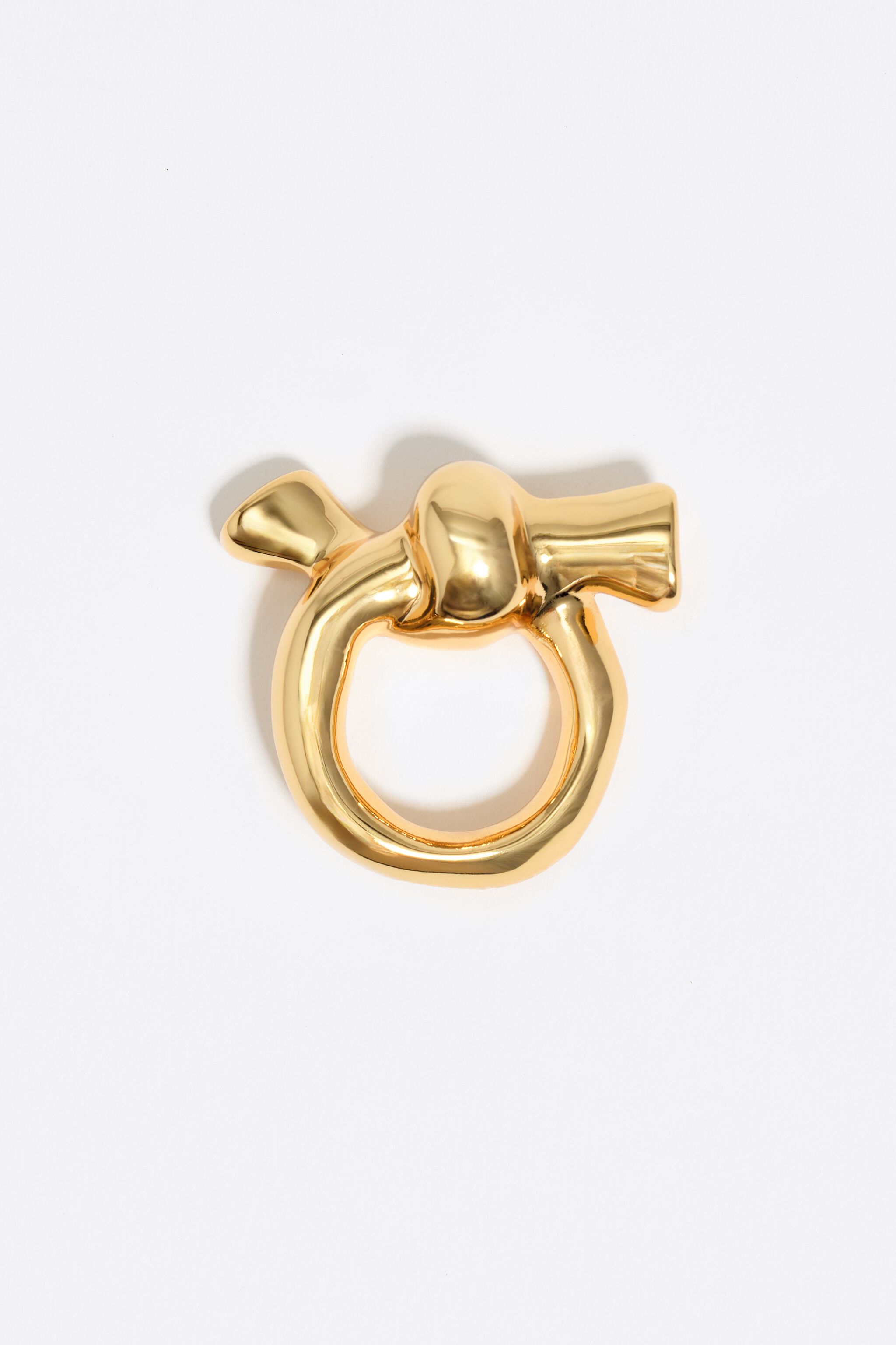 Anillo para bufanda con nudo dorado
