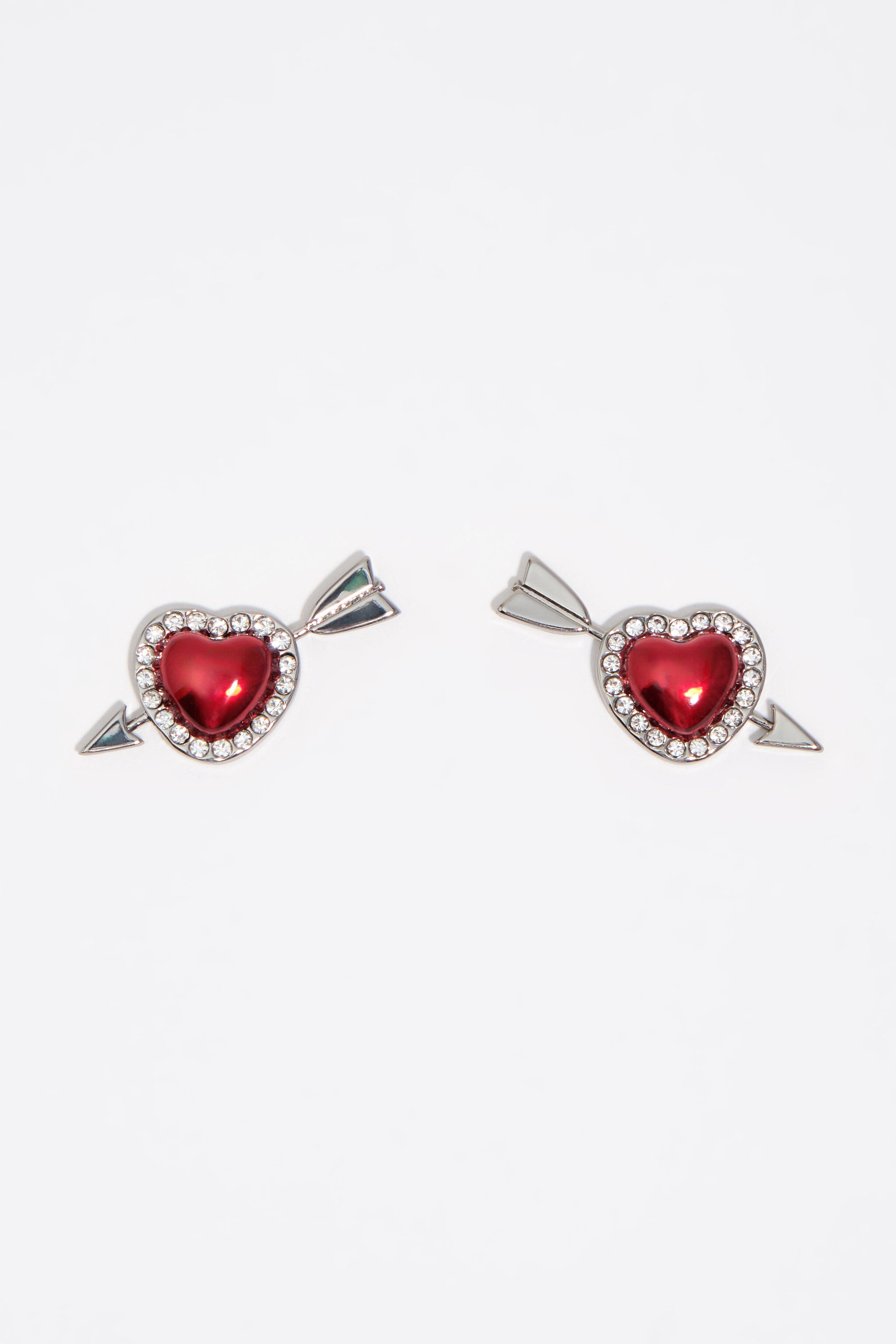 Aretes de corazón rojo y flecha
