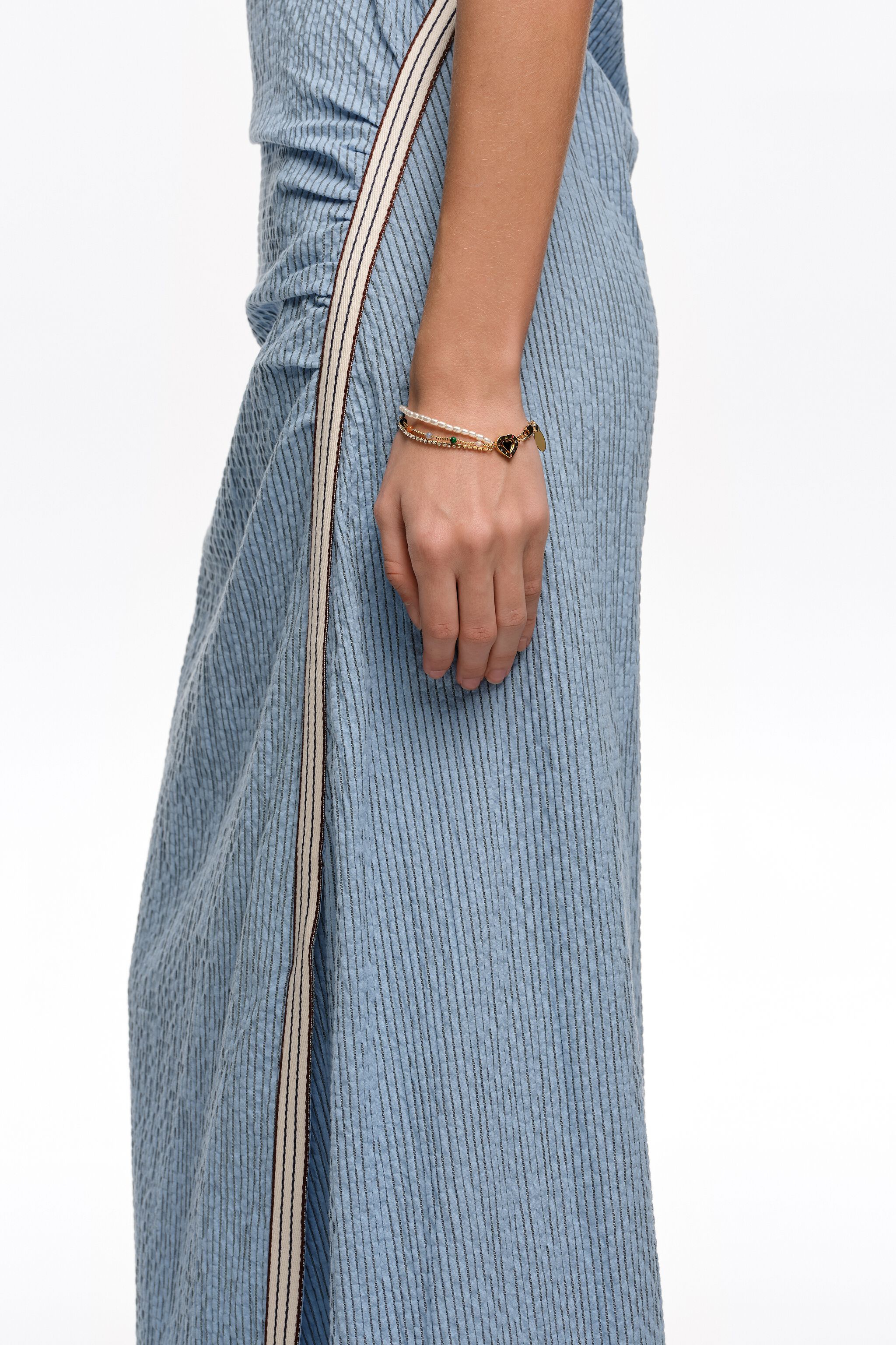 Pulsera triple con corazón de logotipo dorado