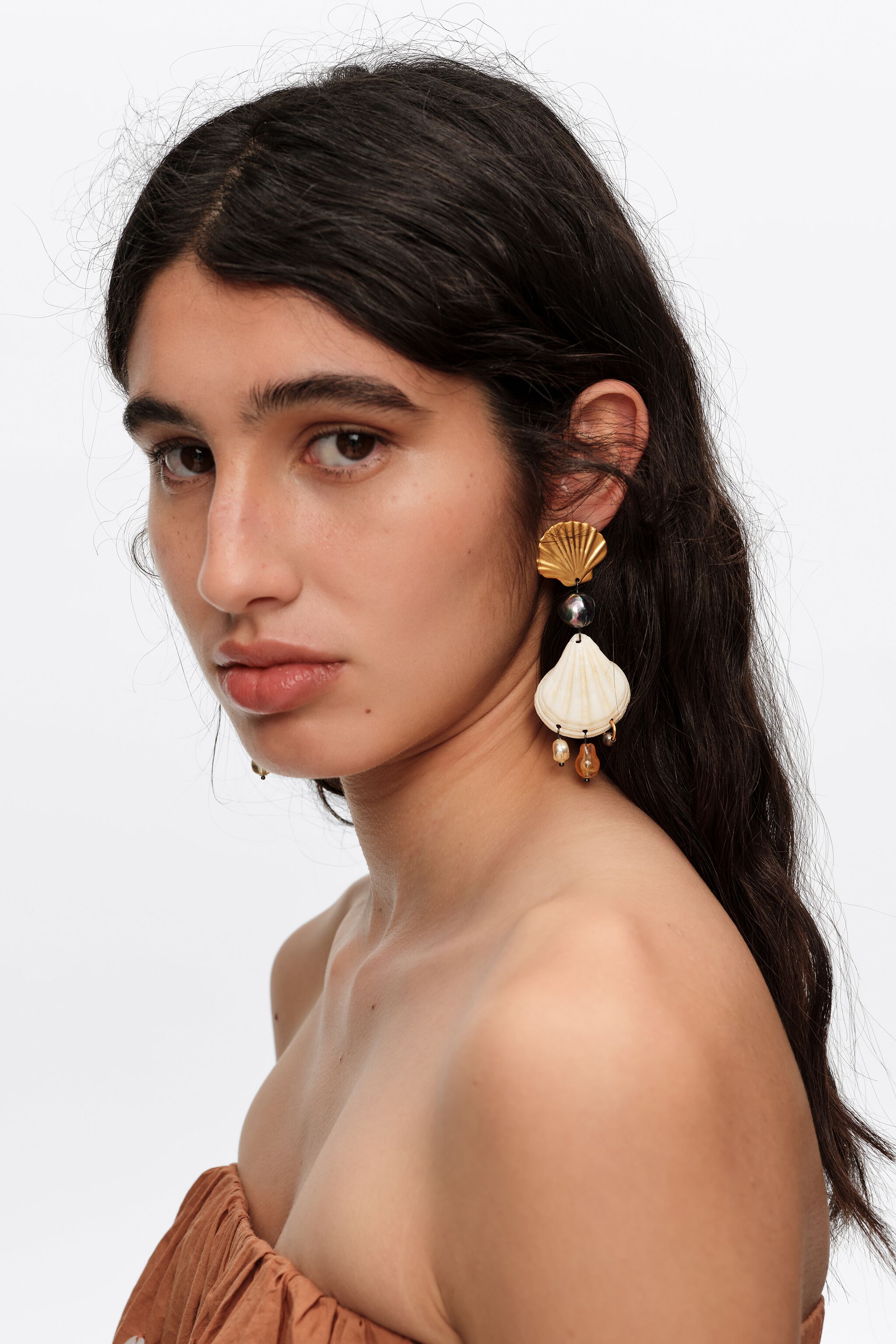 Auriculares de metal dorado envejecido y con conchas naturales