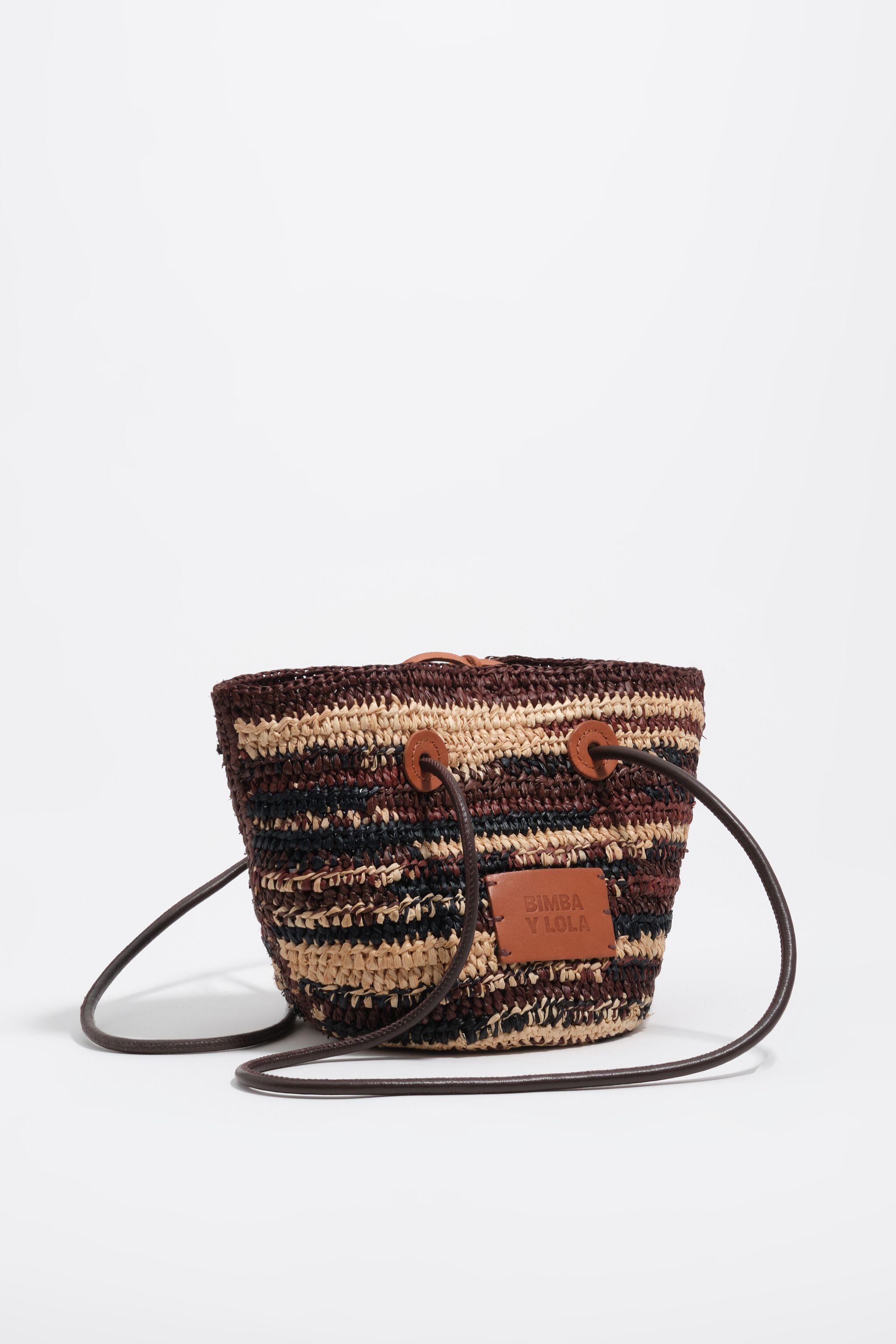 Bolso de cesta pequeño marrón oscuro de rafia