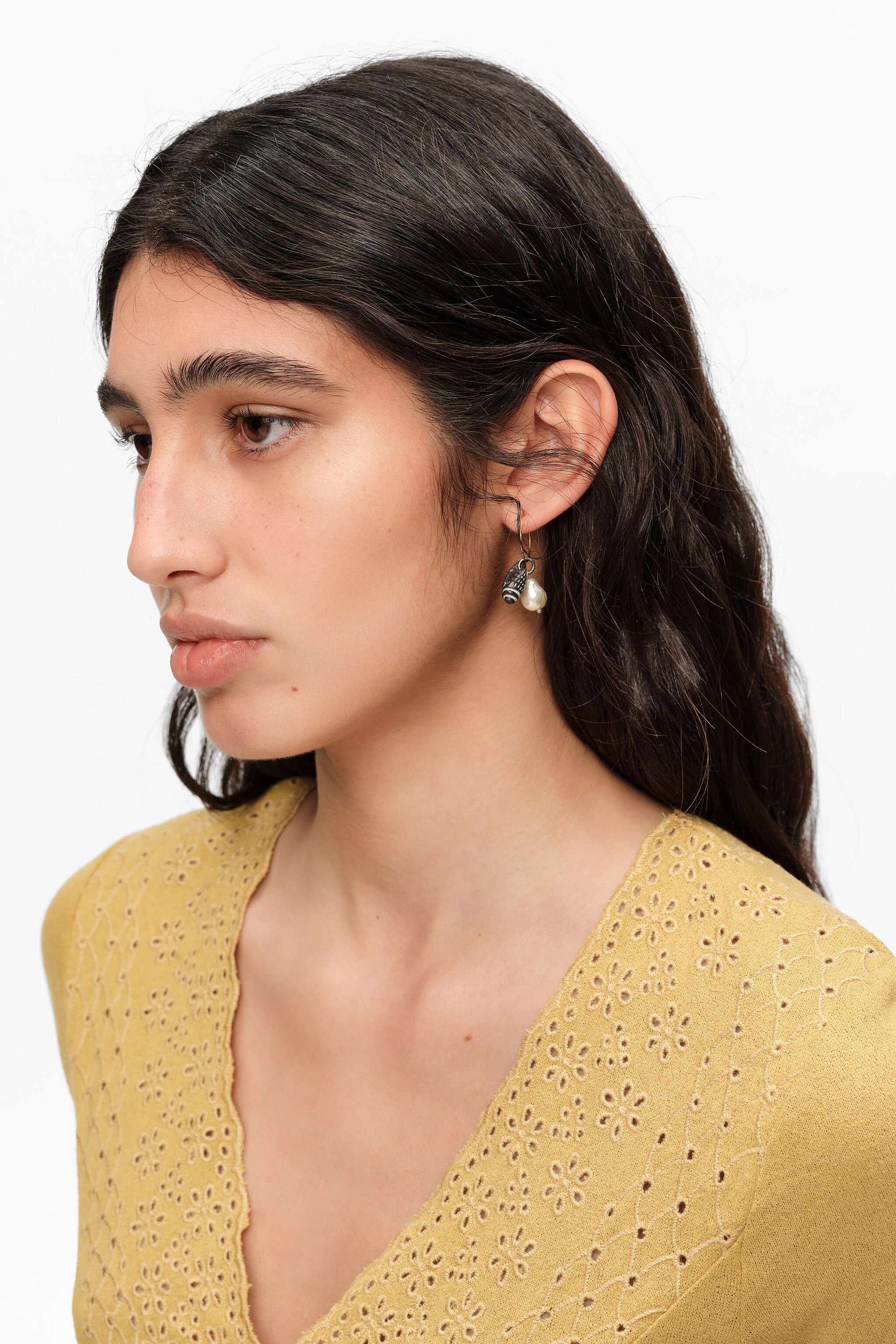 Aretes de aro dorado con concha y perla