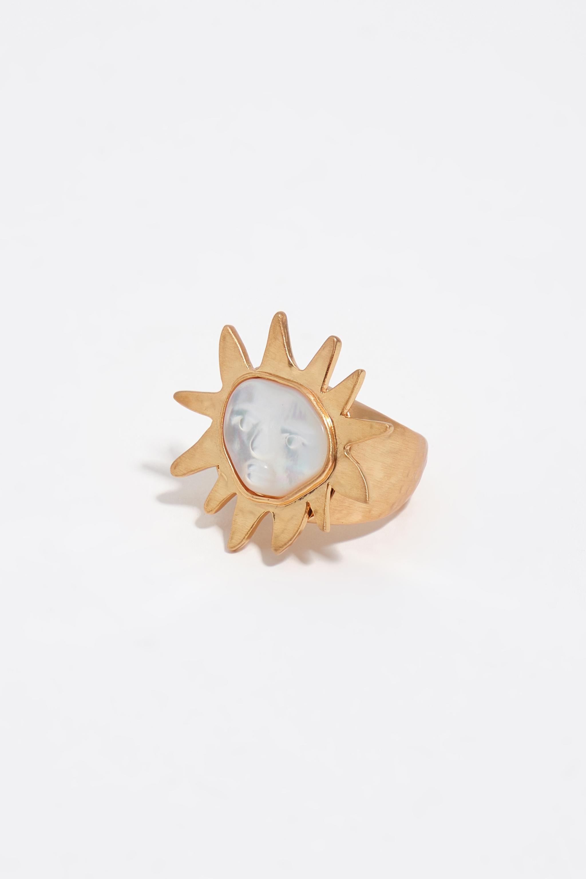 Anillo de sol con cara de madreperla