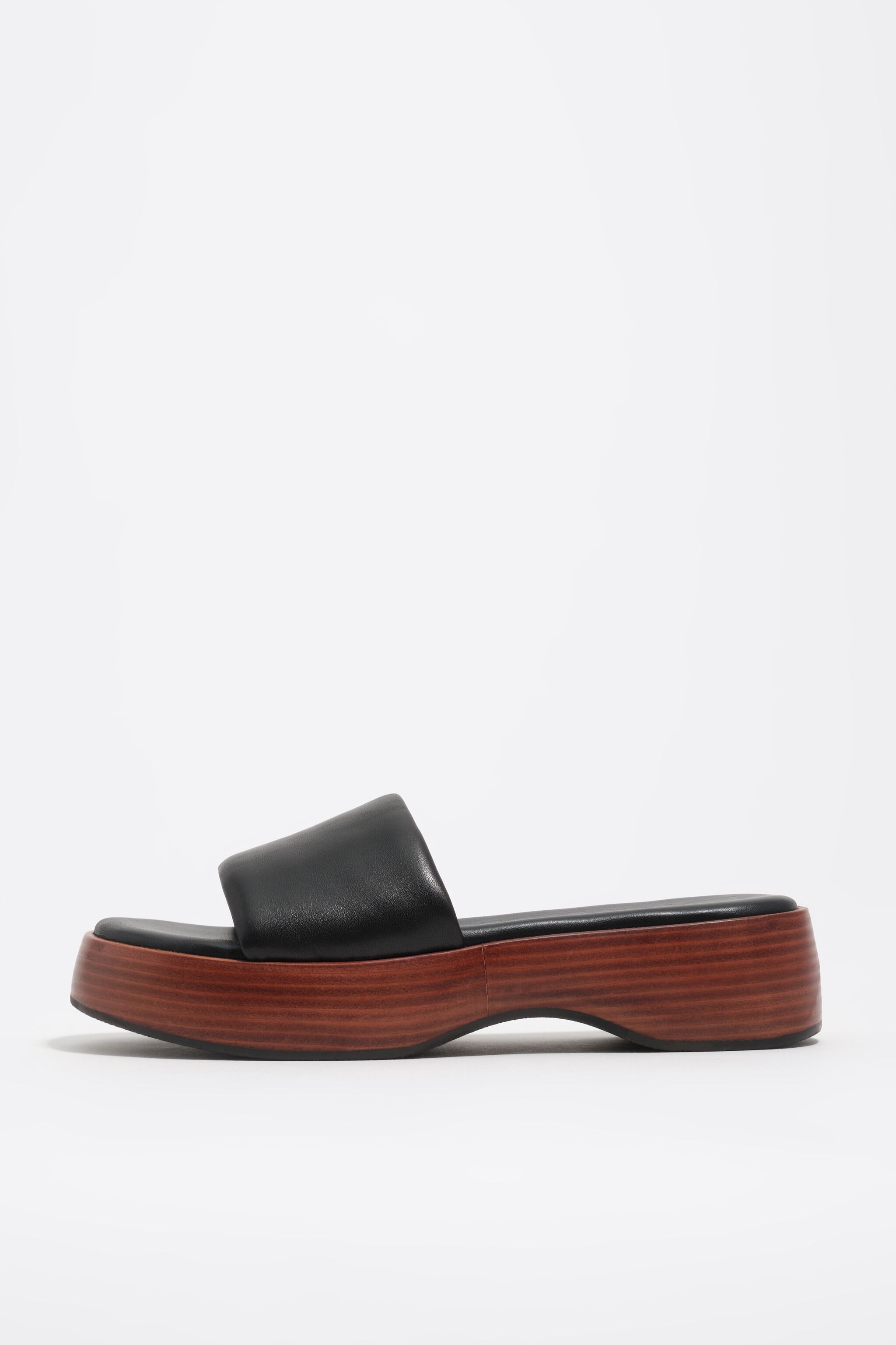 Sandal de plataforma de cuero negro