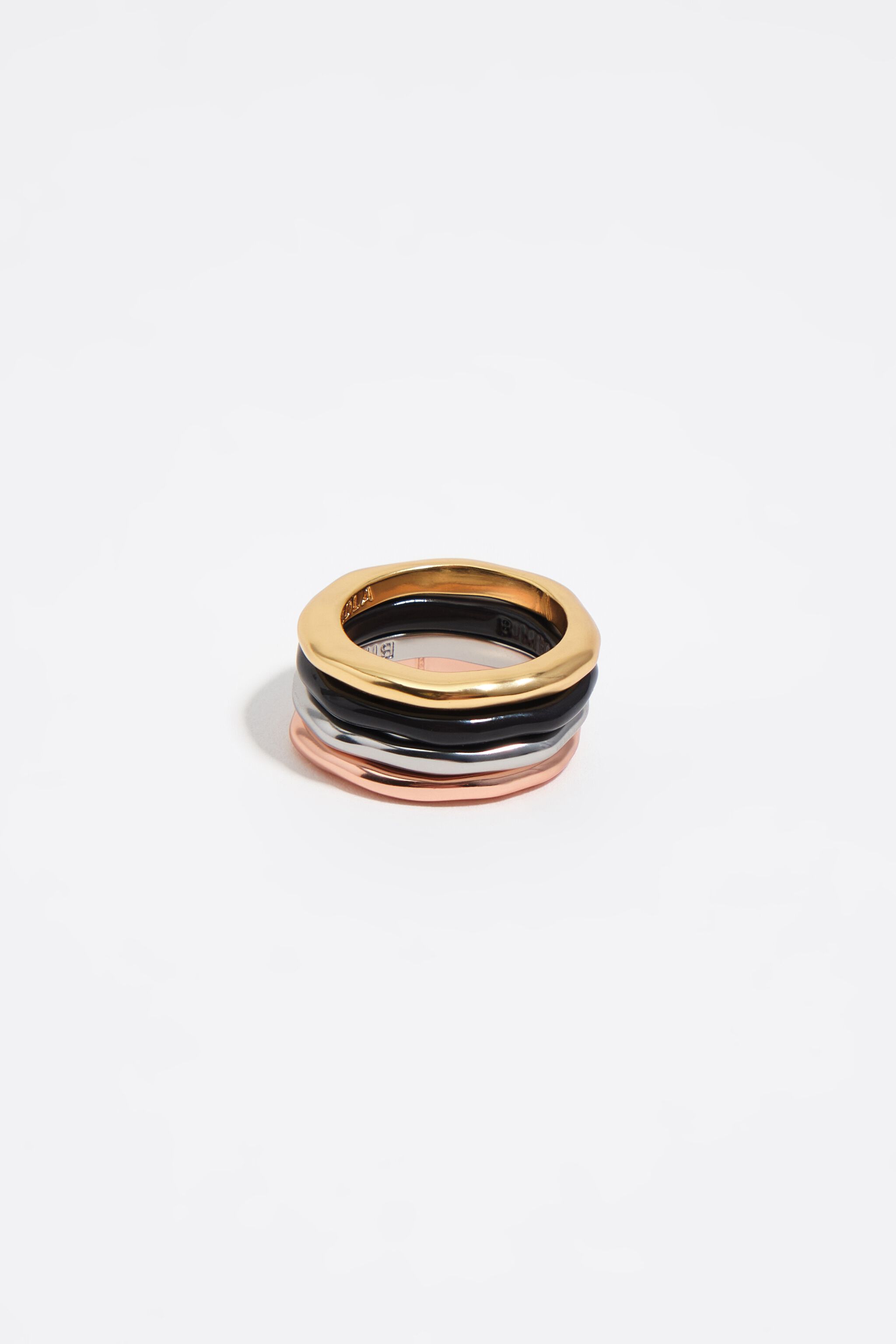 Conjunto de 4 anillos de tres tonos