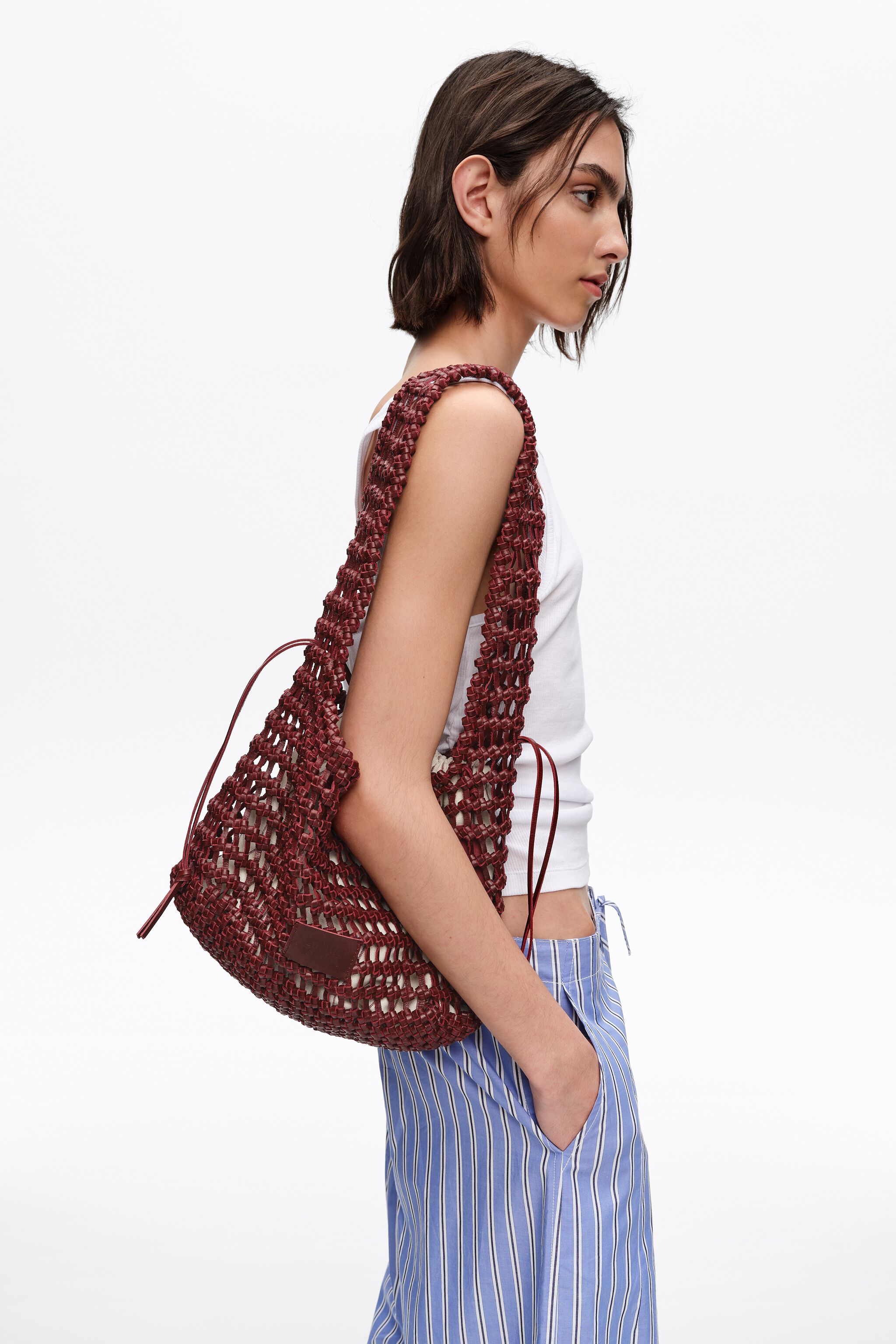 Bolso mediano trenzado de cuero cereza oscuro