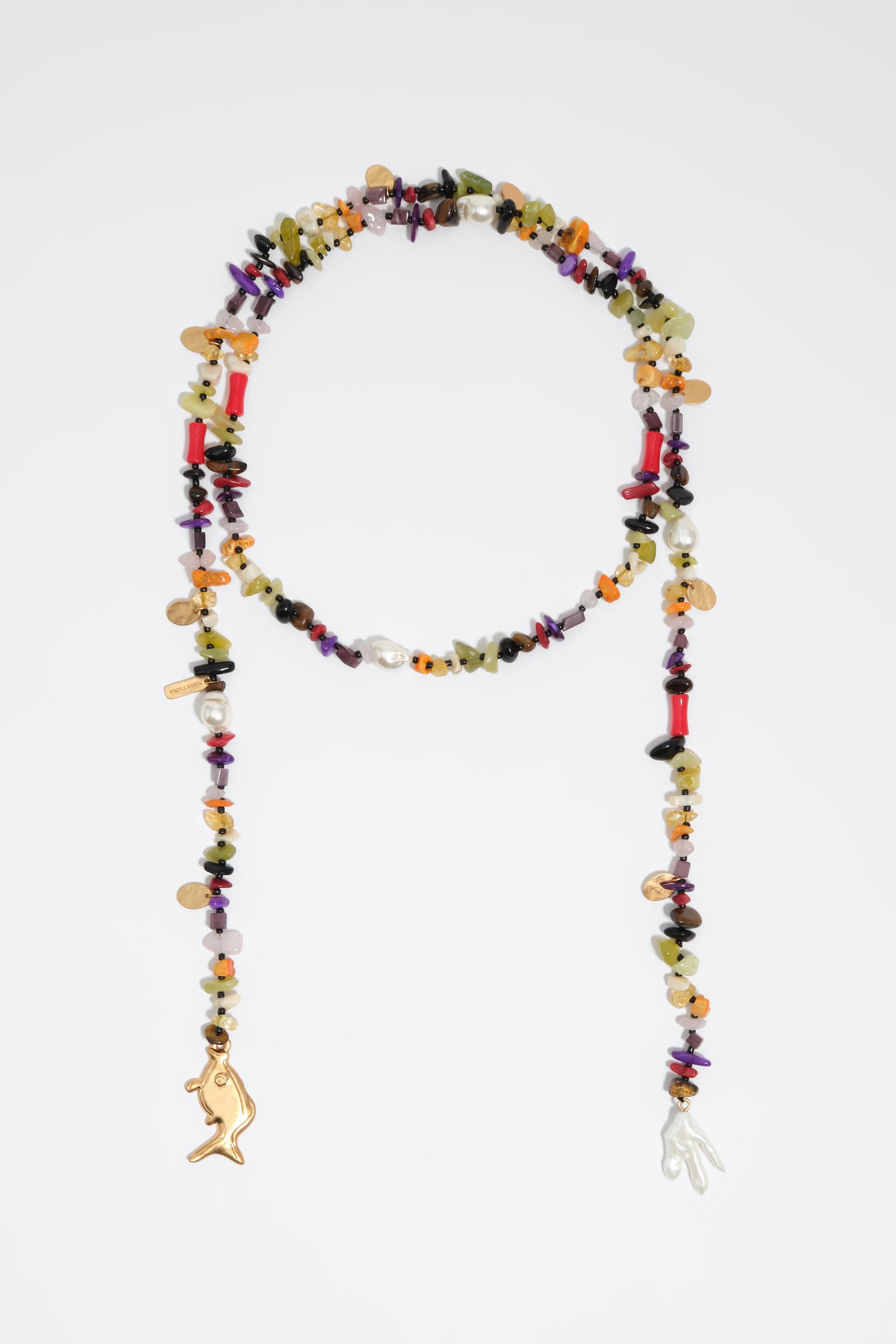 Collar de piedras multicolor y pez