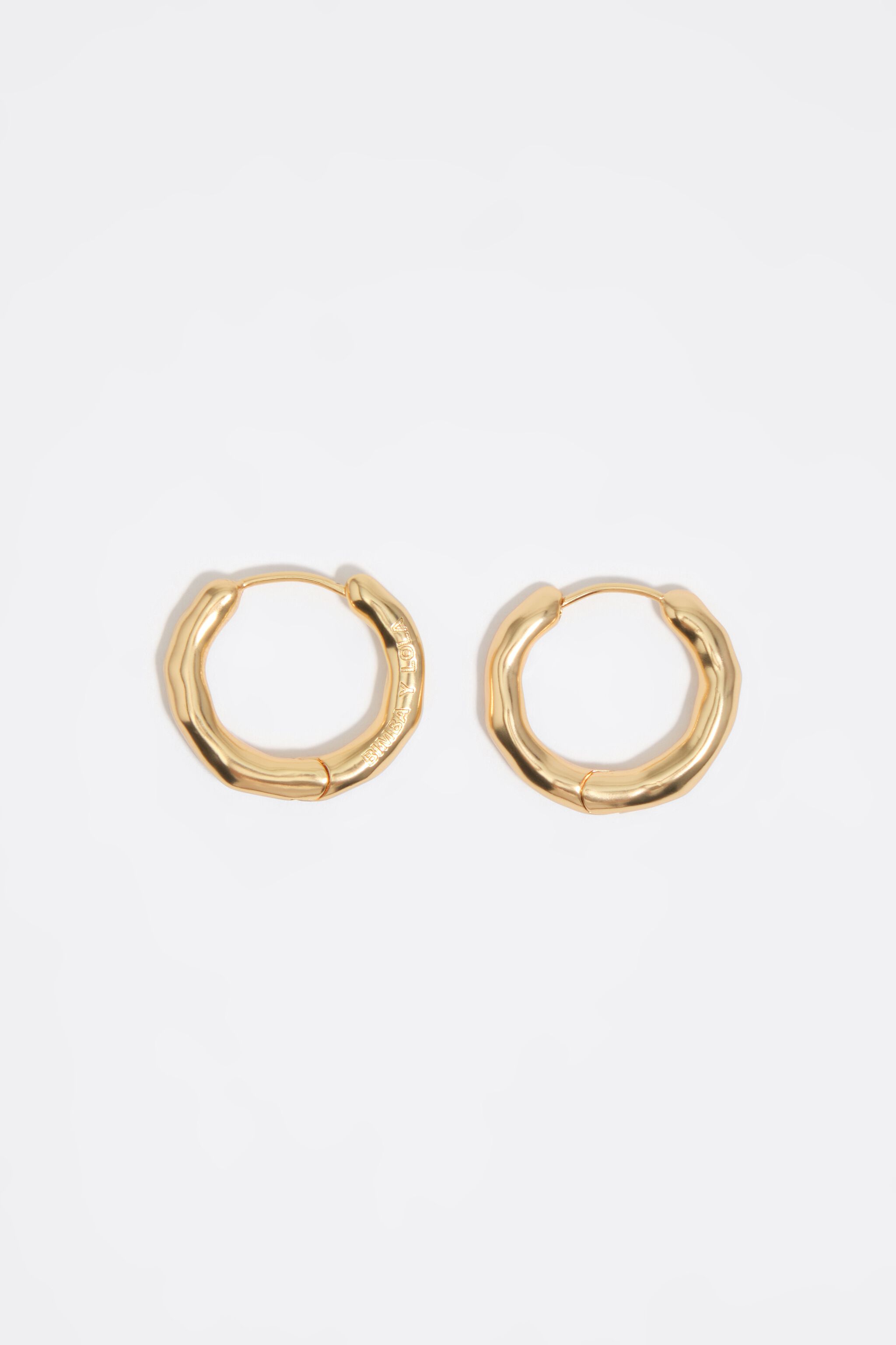 Aretes de aro irregulares mate dorado