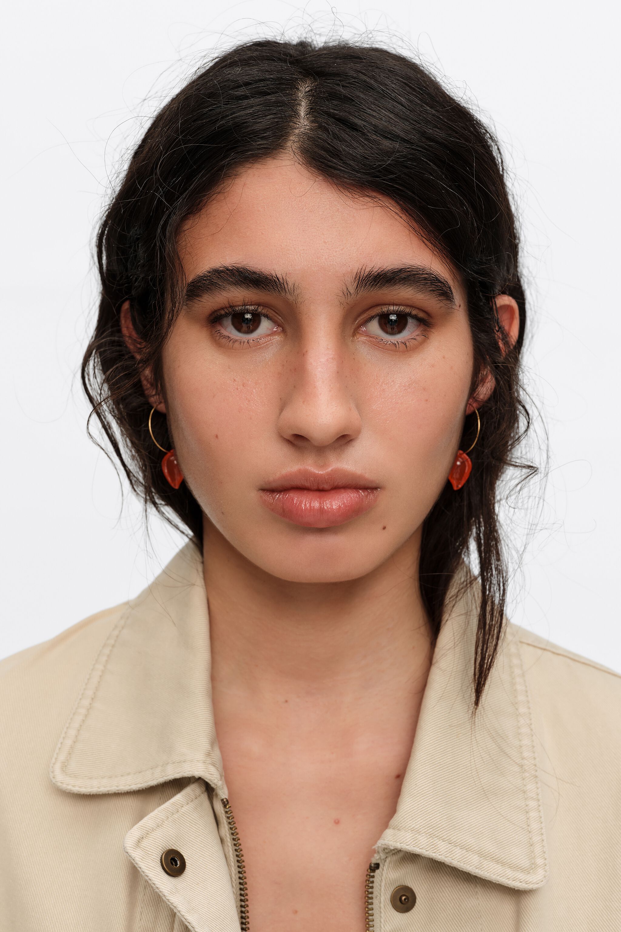Aretes de aro con concha de resina naranja