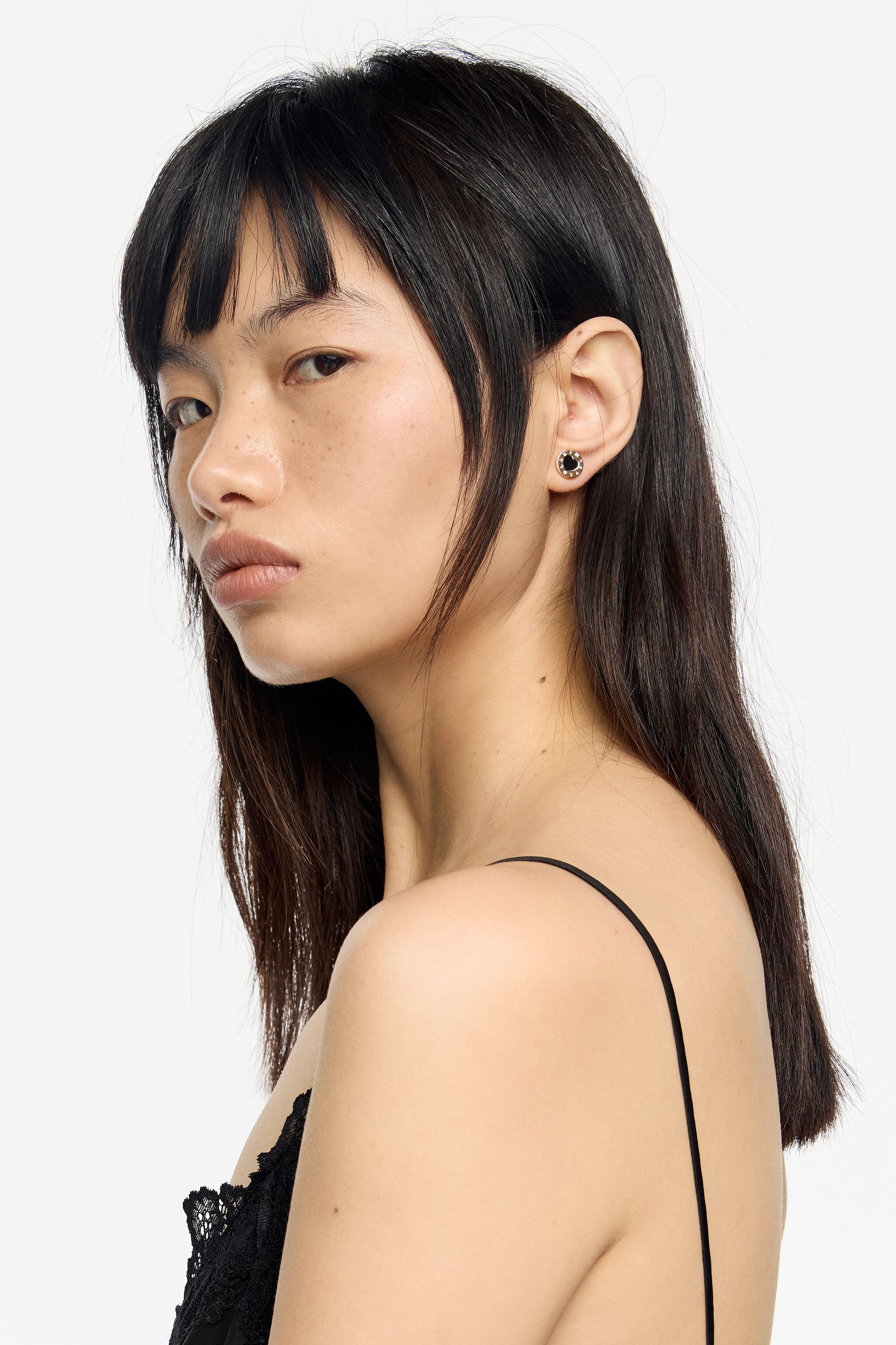 Aretes con logo de corazón negro