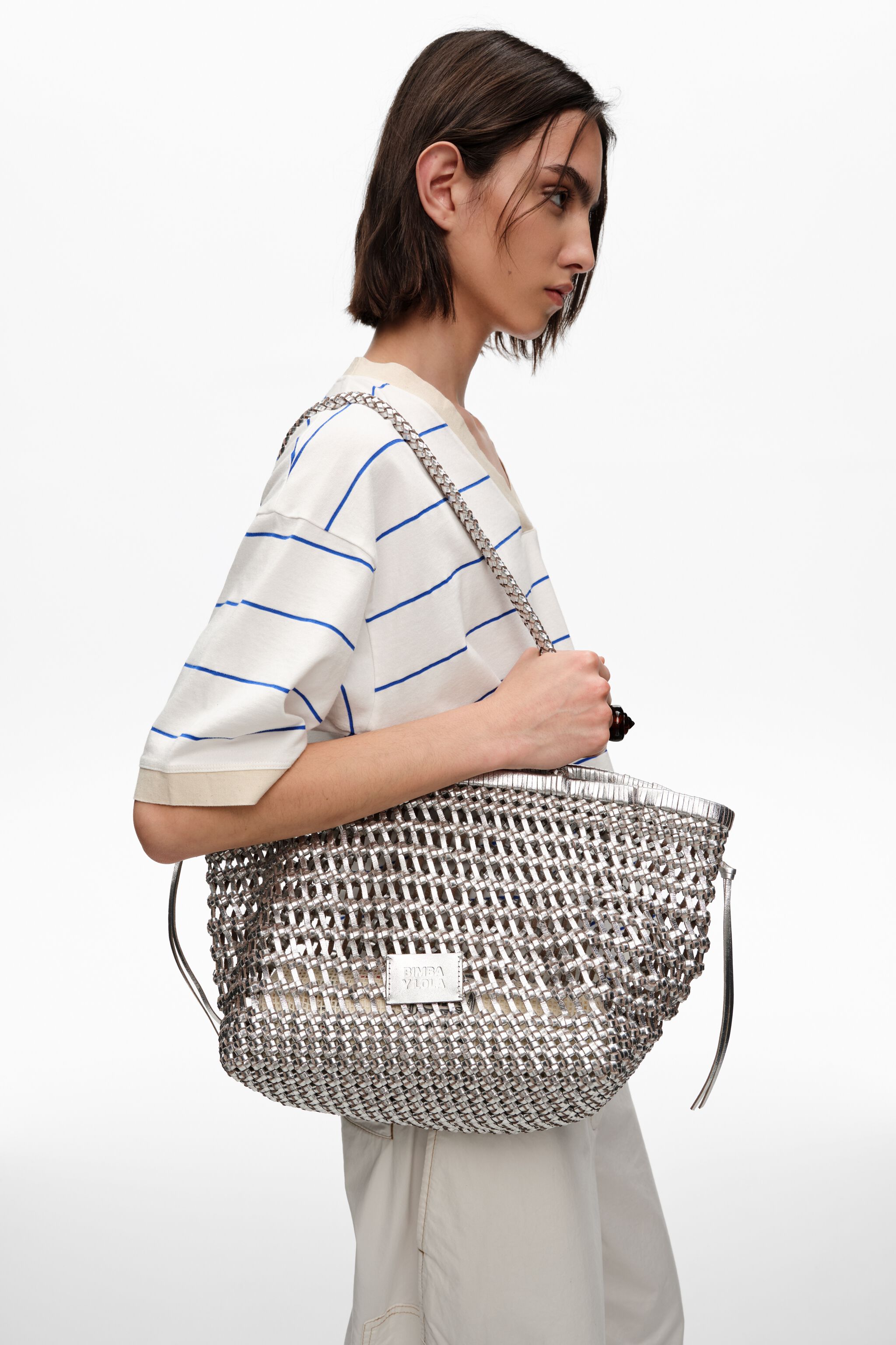 Bolso de mano de cuero trenzado plateado grande