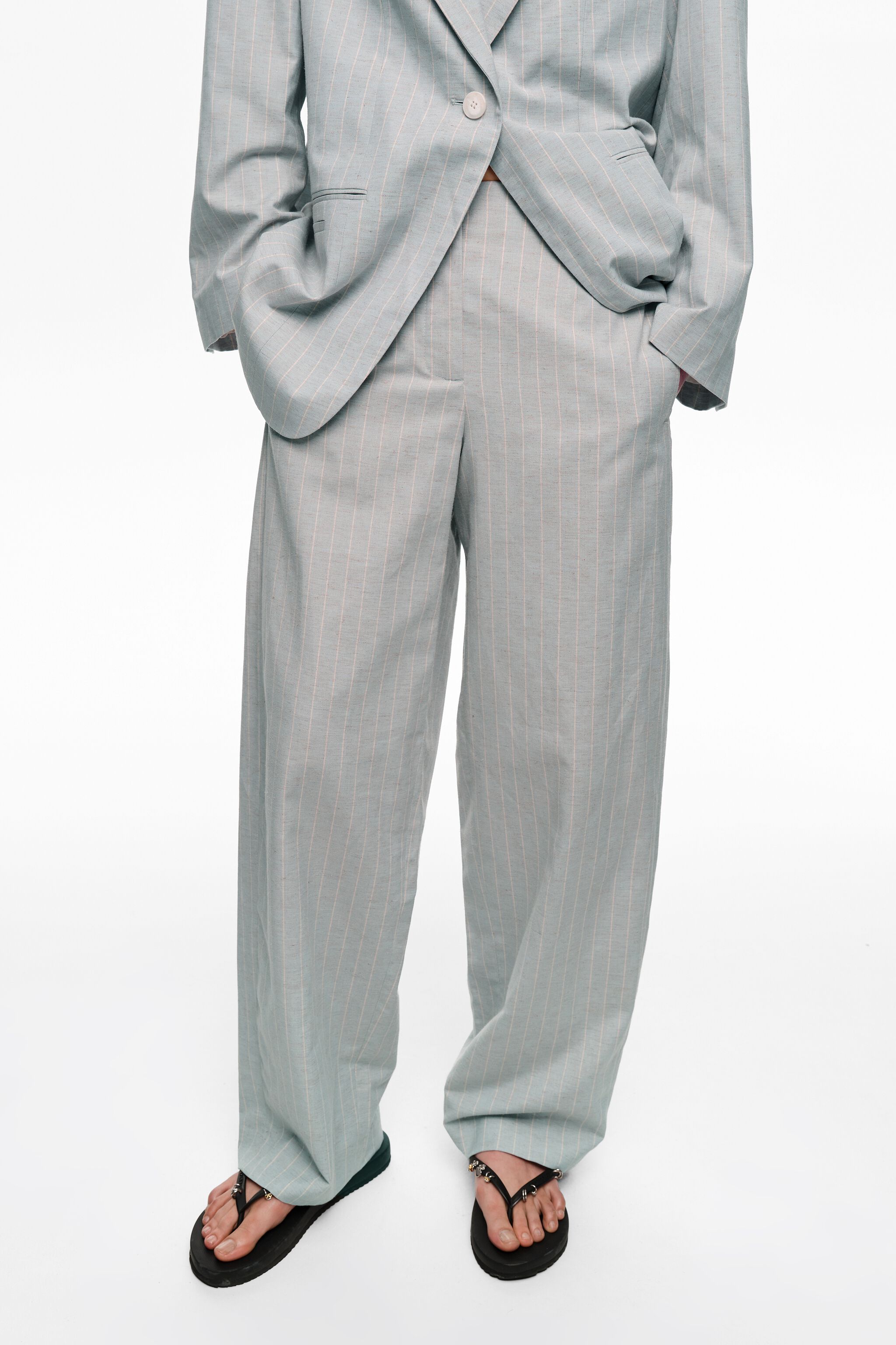 Pantalones de lino azul claro con rayas y dobladillos