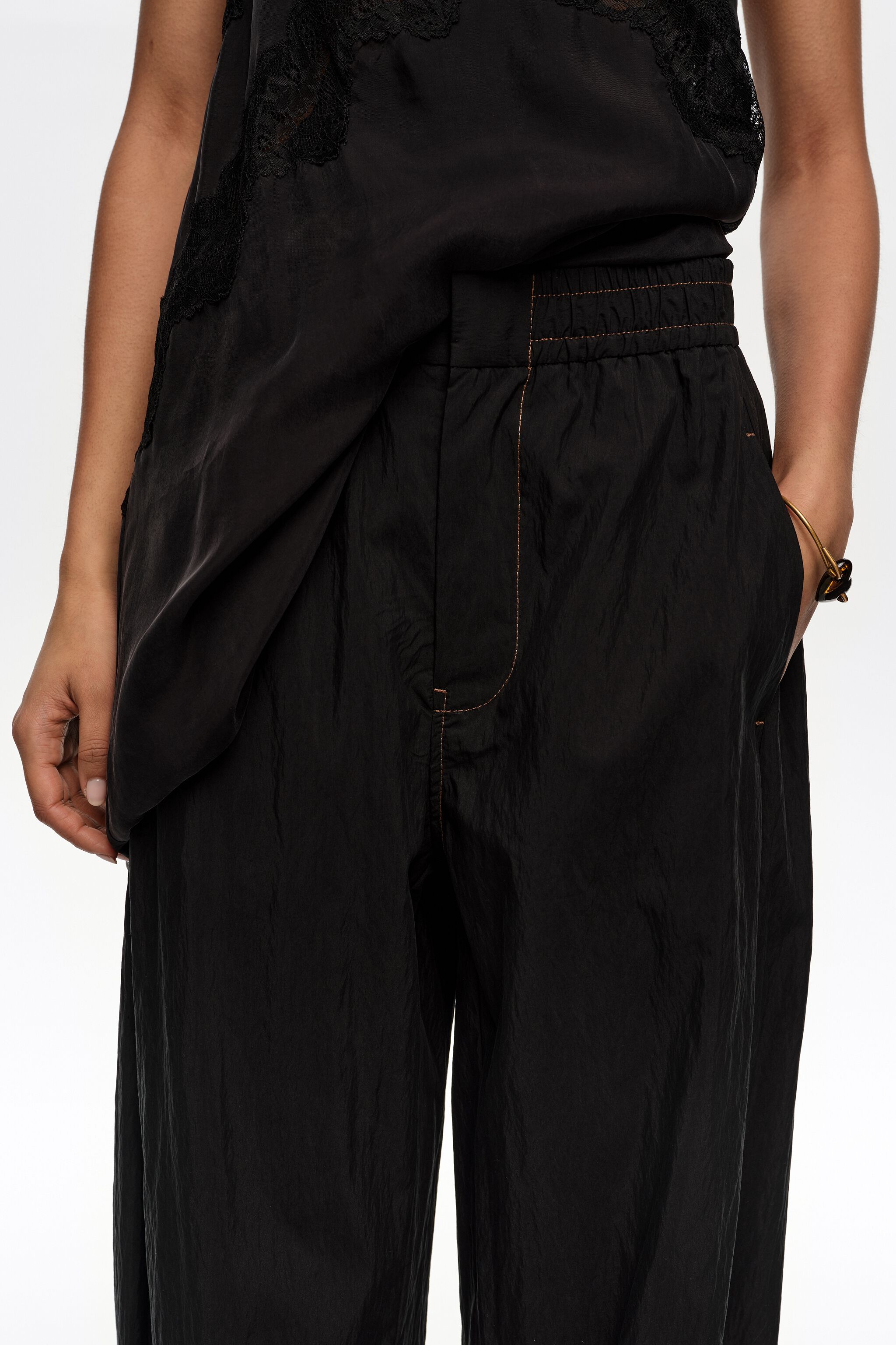 Pantalones jogger acampanados negros