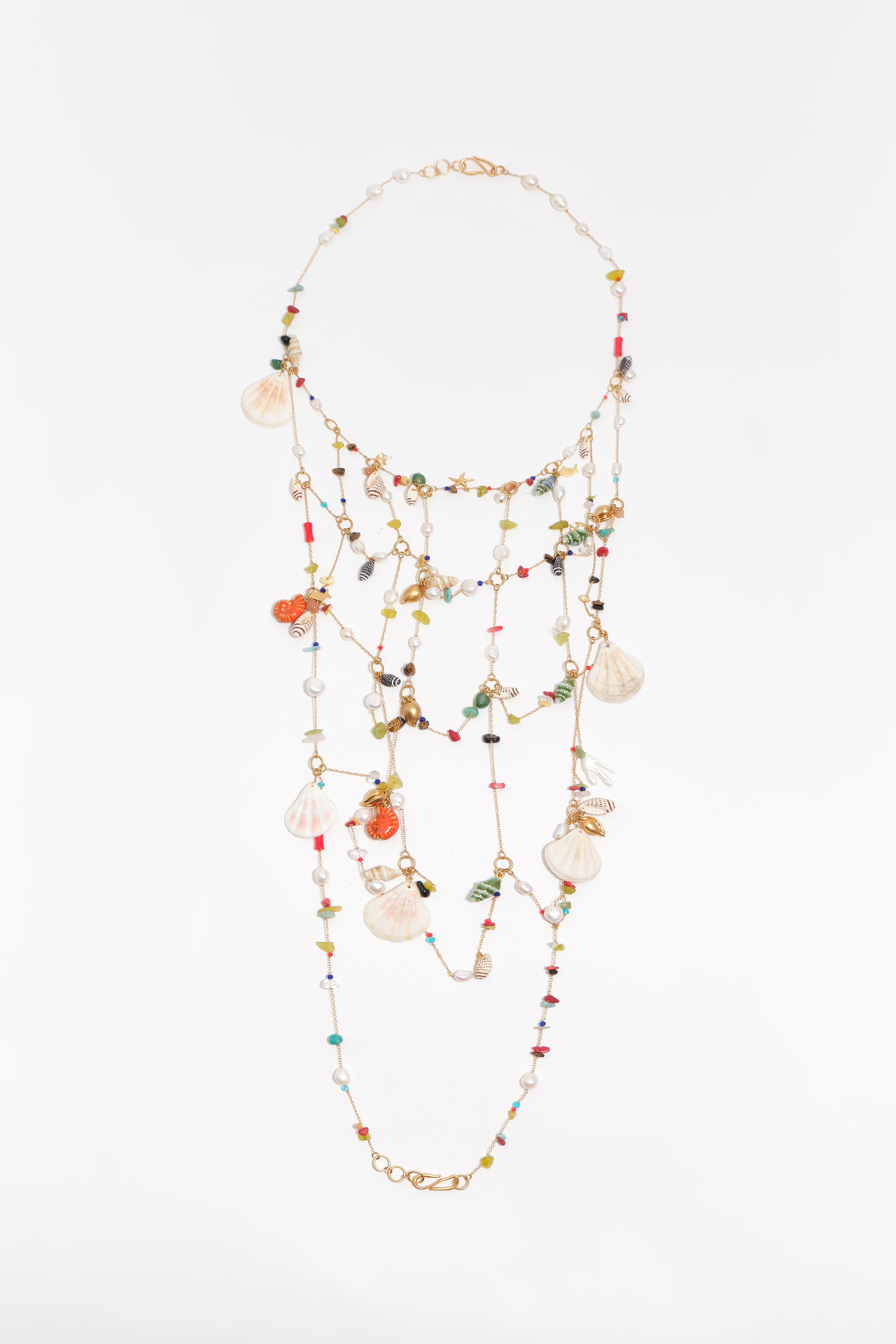 Collar maxi con cadenas y múltiples charms de concha marina