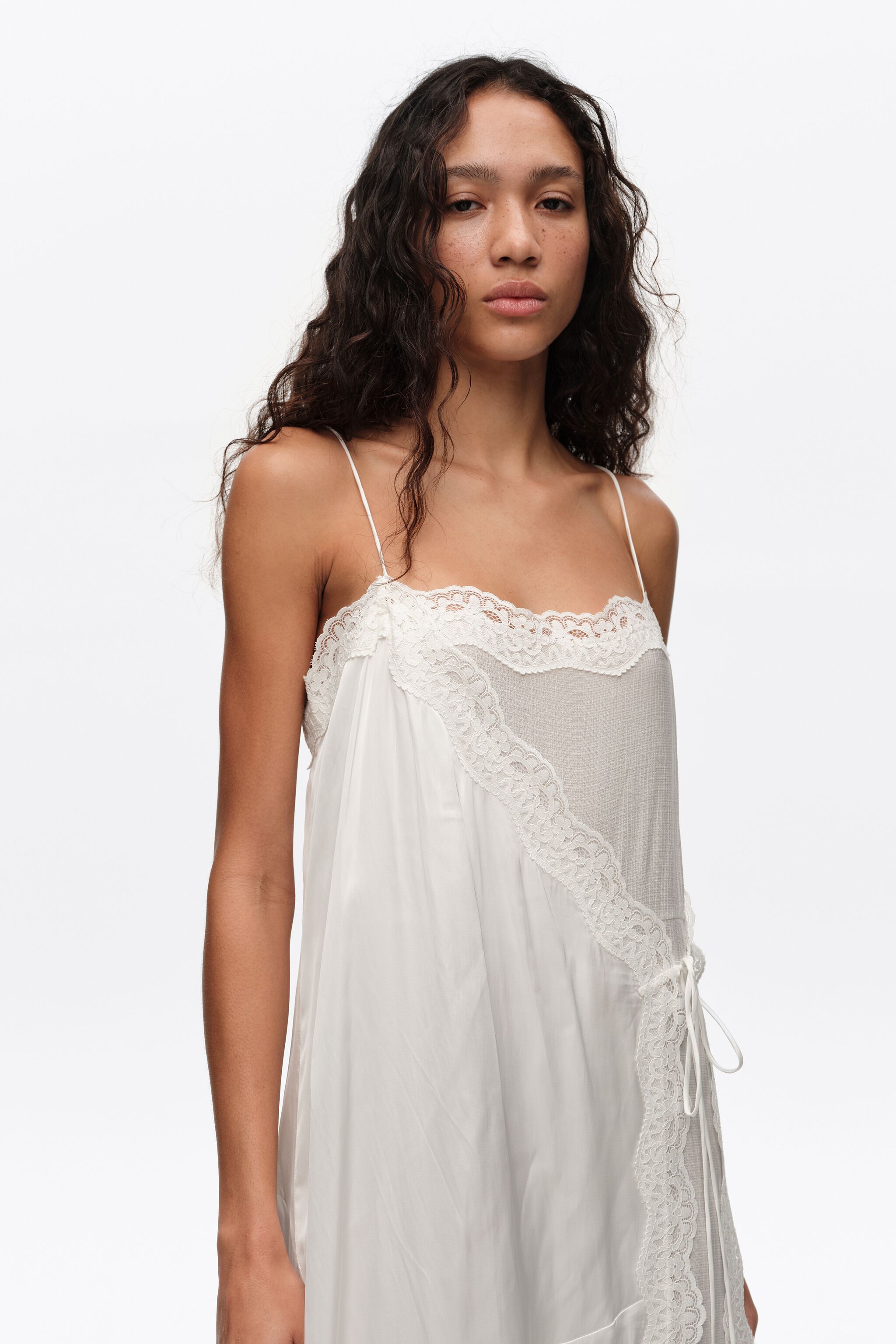 Vestido-pantalón de encaje blanco perla