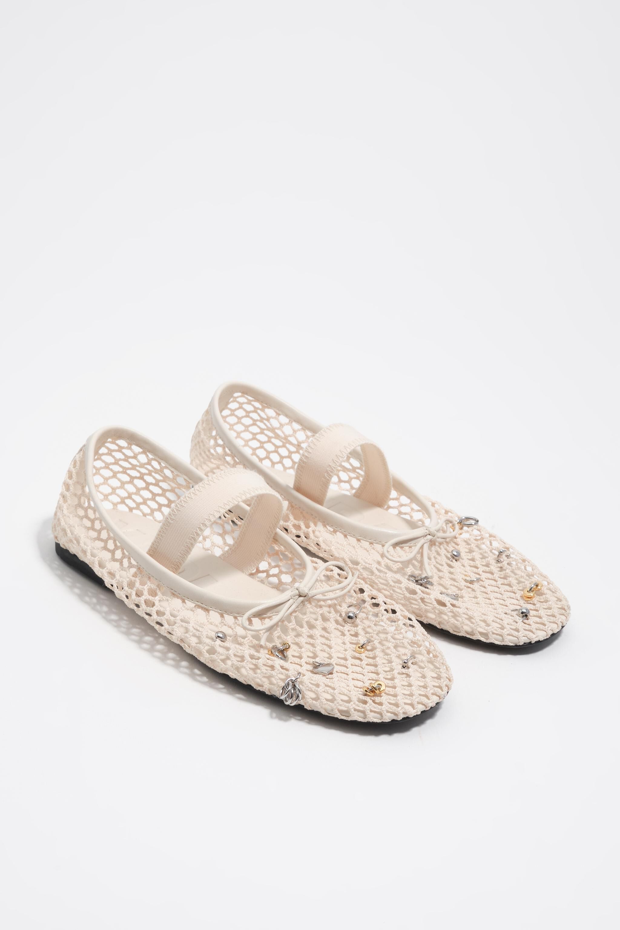 Ballerina de malla blanca con detalles metálicos