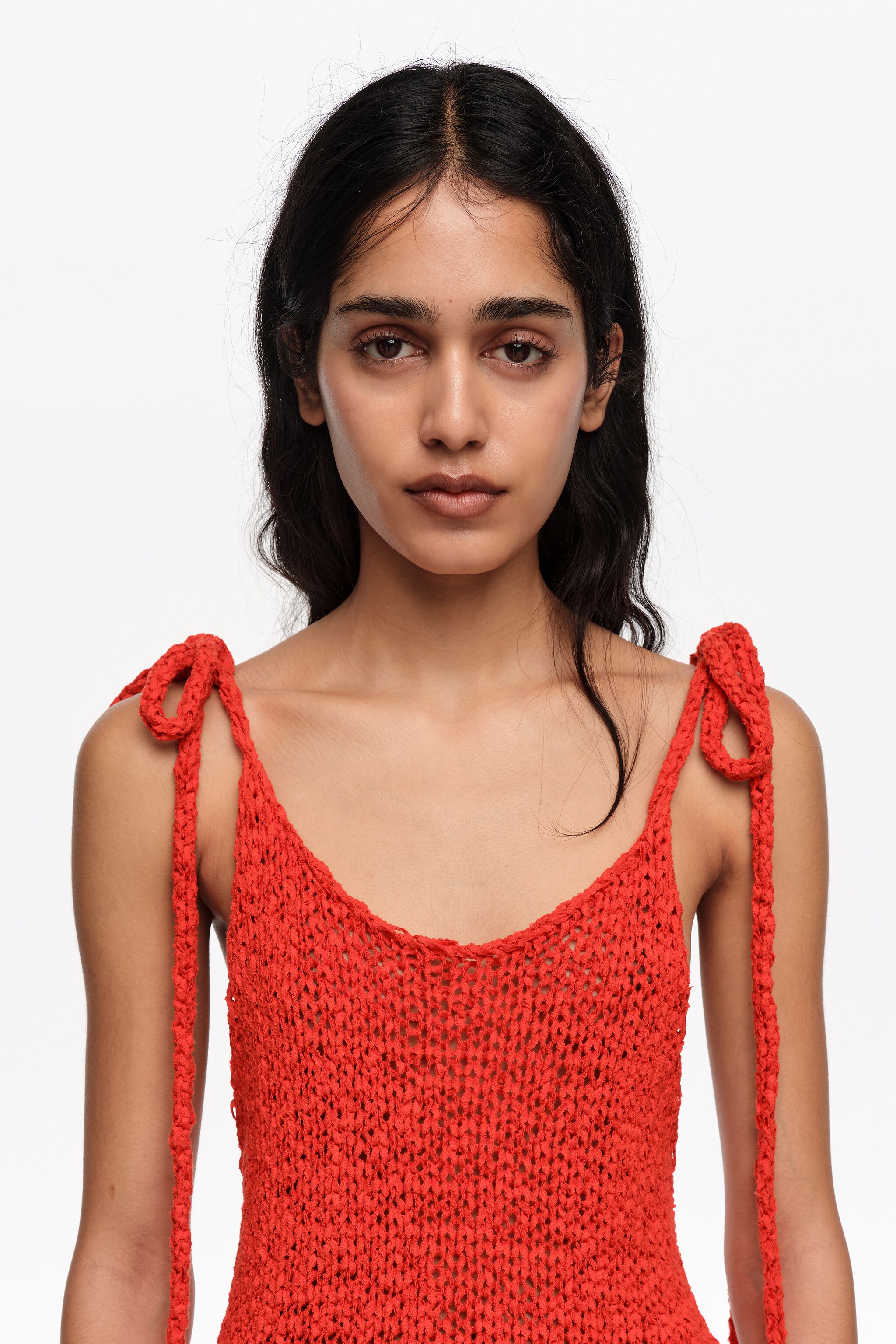 Sweater con correa de lazo rojo